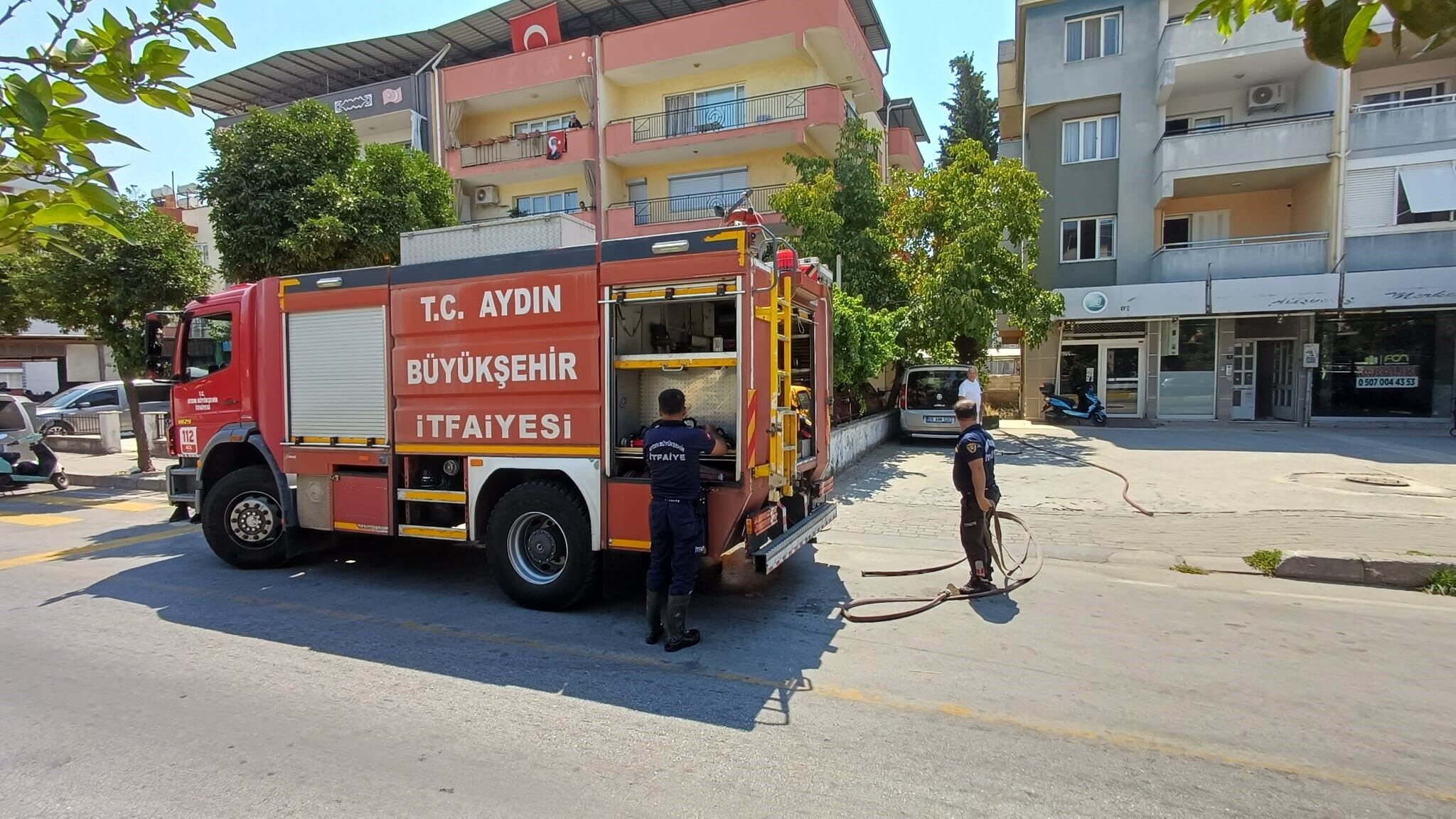 Aydın’da Yangın Paniği Apartmanın Bahçesinden Dumanlar Yükseldi (2)