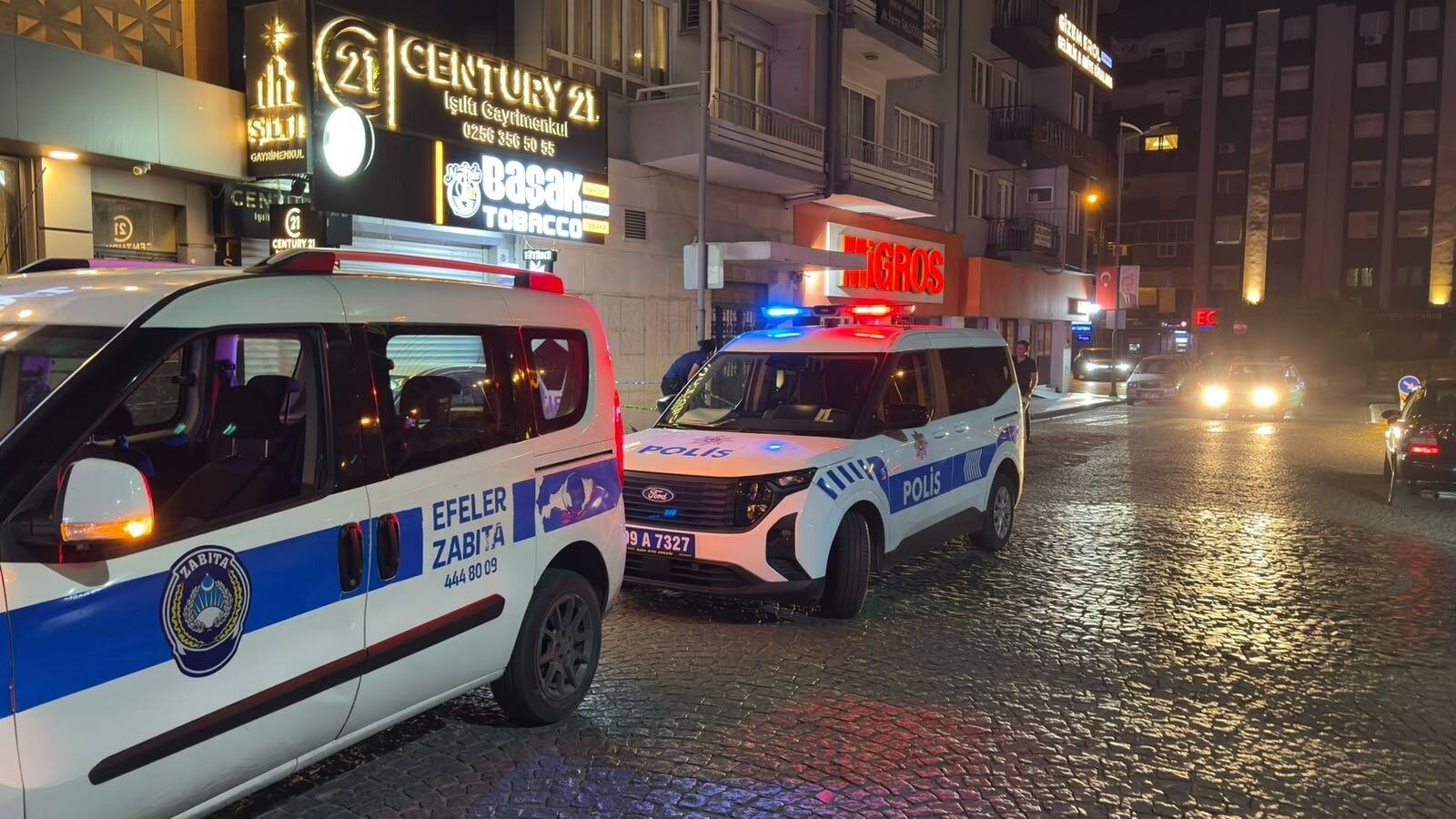 Aydın’daki Vatandaş Kaldırımda Yürürken Hastanelik Oldu Çatıdan Kopan Beton Parçaları Üzerine Düştü (2)