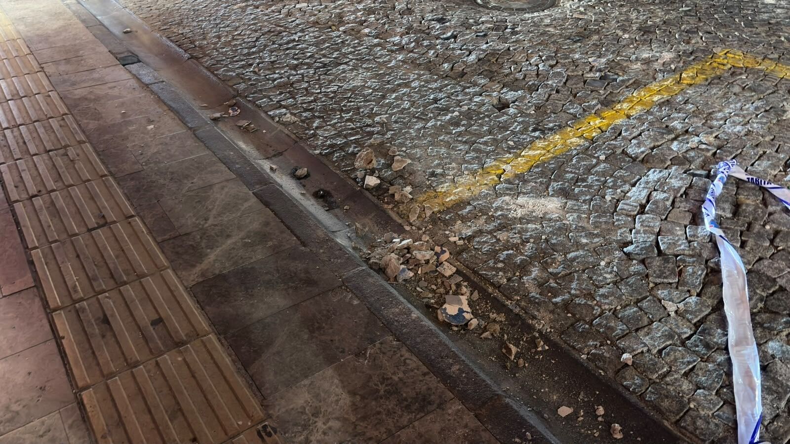 Aydın’daki Vatandaş Kaldırımda Yürürken Hastanelik Oldu Çatıdan Kopan Beton Parçaları Üzerine Düştü (3)