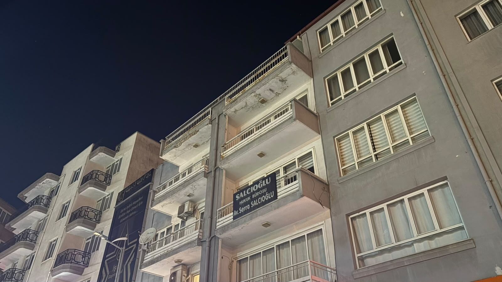 Aydın’daki Vatandaş Kaldırımda Yürürken Hastanelik Oldu Çatıdan Kopan Beton Parçaları Üzerine Düştü (5)