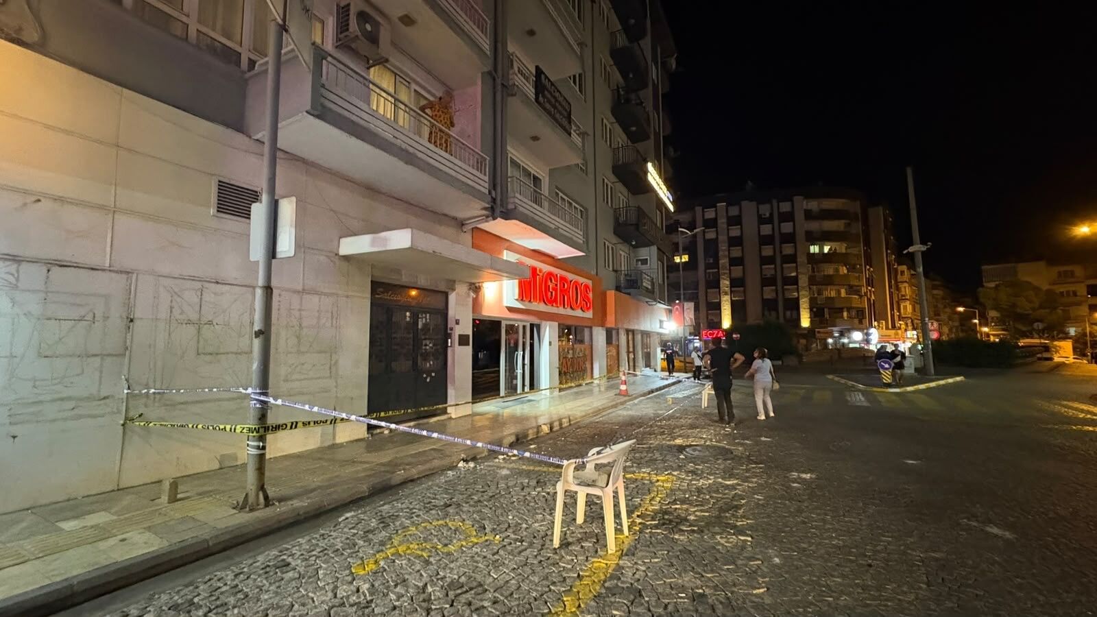 Aydın’daki Vatandaş Kaldırımda Yürürken Hastanelik Oldu Çatıdan Kopan Beton Parçaları Üzerine Düştü (6)