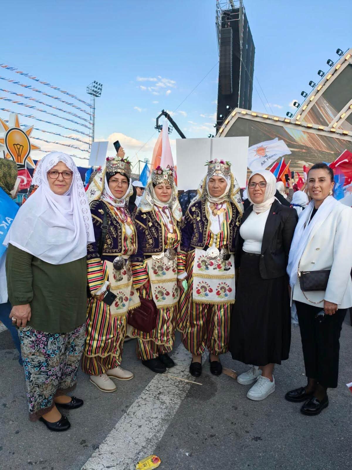 Aydınlı Kadınlar Yöresel Kıyafetlerle Başkentte İlgi Odağı Oldular (1)