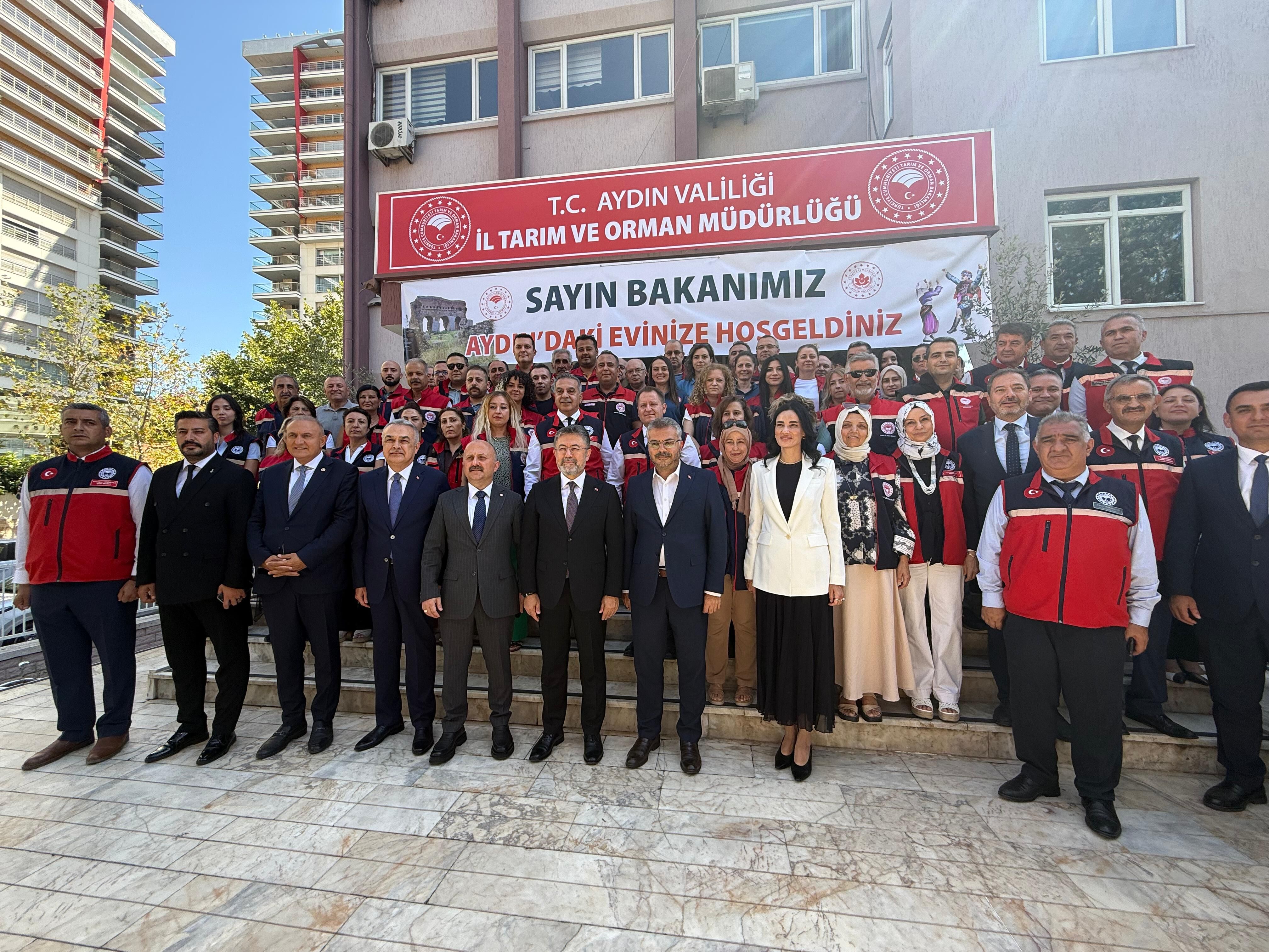 Bakan Yumaklı'ya Aydın İl Tarım'dan sıcak karşılama: İl binası posterlerle donatıldı