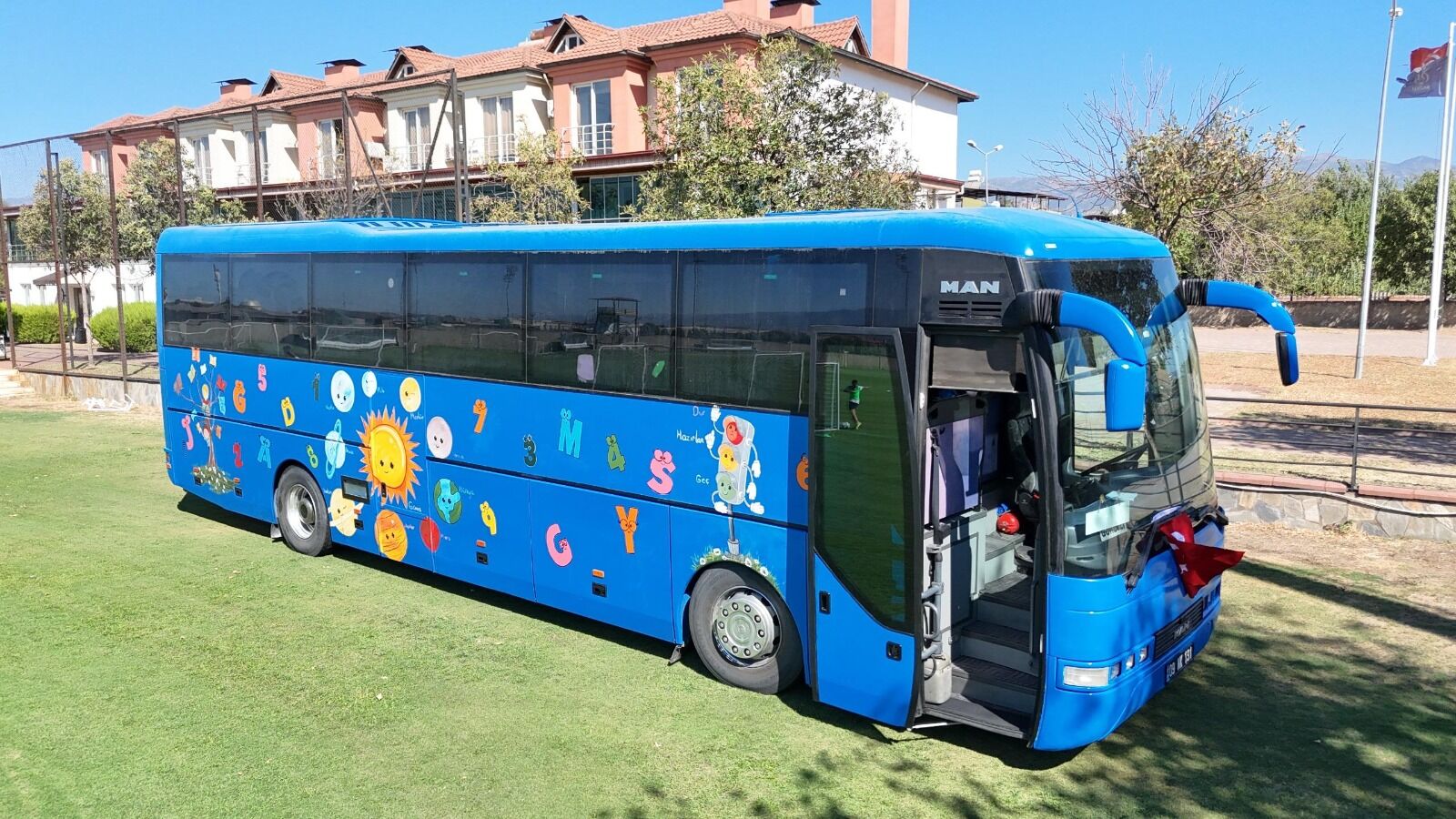 Başkan Tetik mali disiplinle sahada: 300 bin metrekare parke, 30 yeni araç