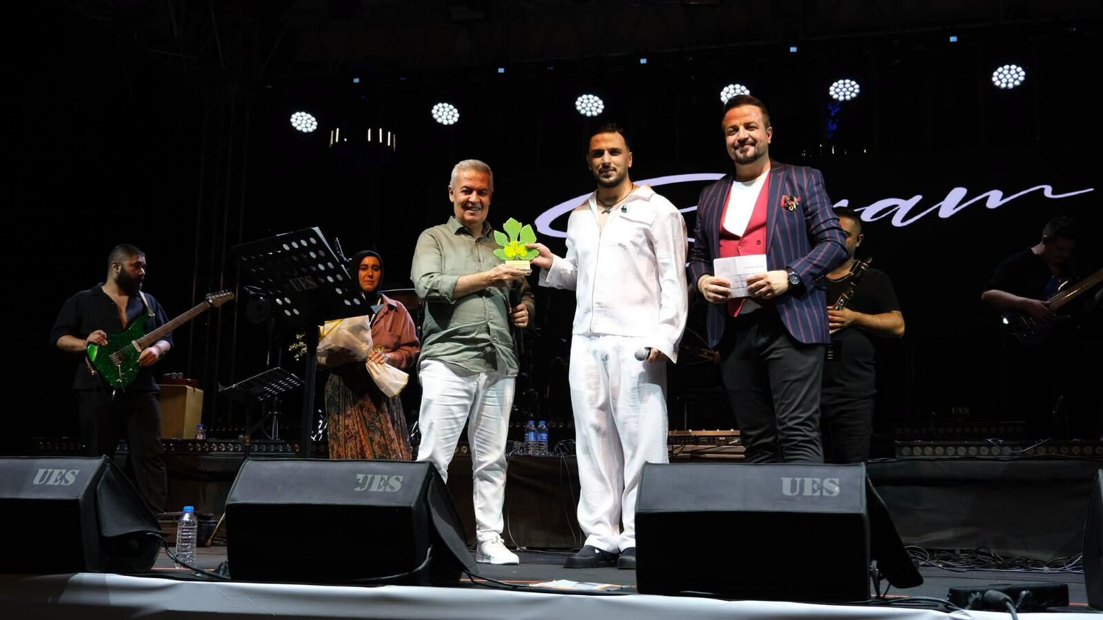 Buharkent’te festival coşkusu konserlerle doruğa çıktı: Siyam ve Eypio rüzgarı esti