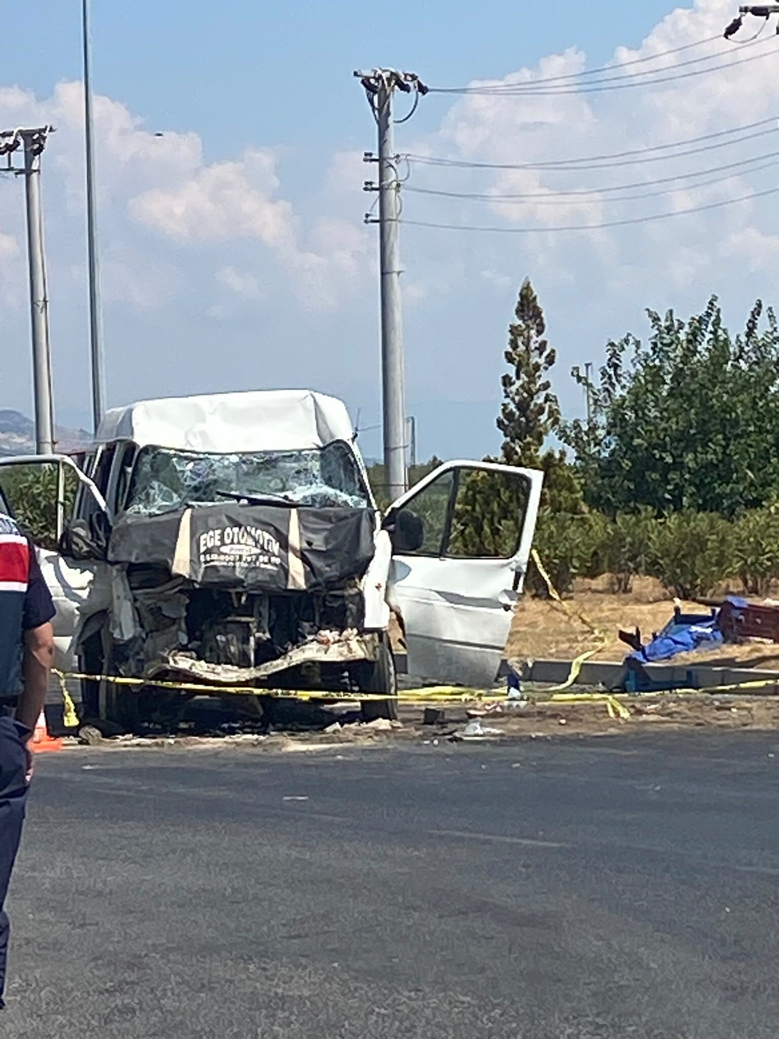 Buharkent’te korkutan kaza! İki hafif ticari araç çarpıştı