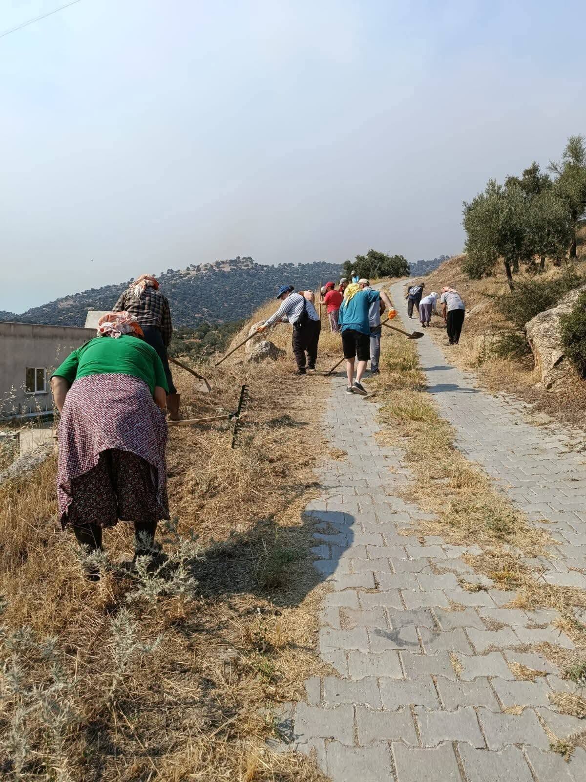 Çine’de mahalleliden imece usulü yangın şeridi