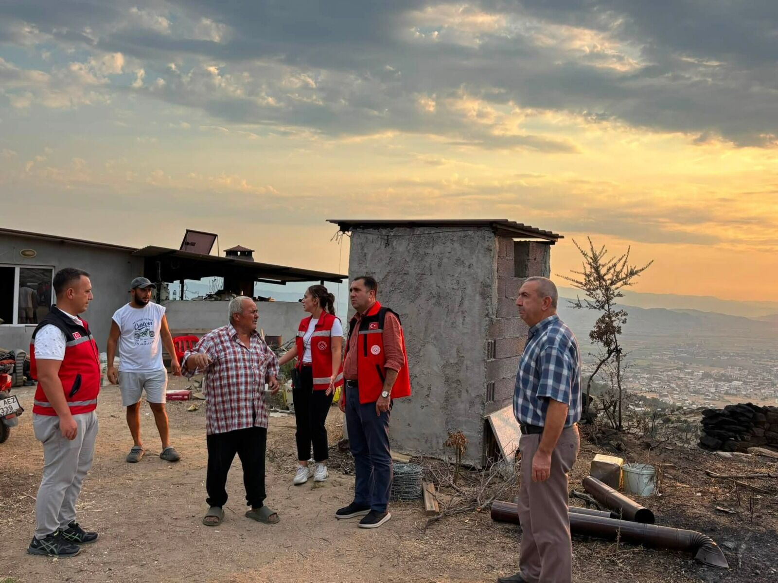 Çine’deki Yangın Mağduru Şehit Ailesine Ziyaret İhtiyaç Ve Talepleri Yerinde Değerlendirildi (4)