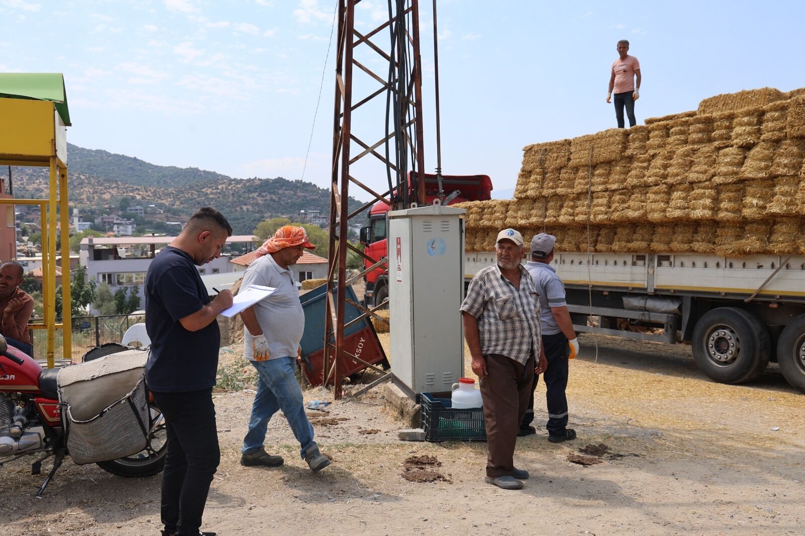 Çine’deki Yangının Yaraları Sarılıyor Başkan Kıvrak, “Halkımızın Yanında Olmaya Devam Ediyoruz” (2)