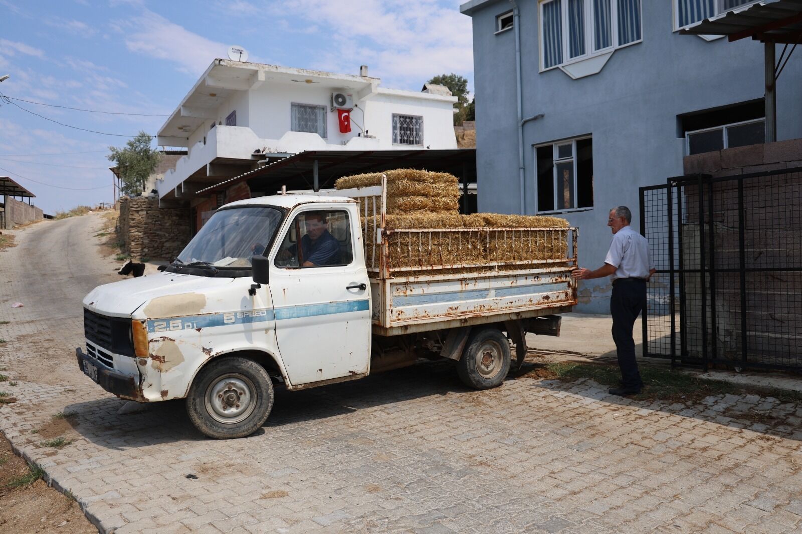 Çine’deki Yangının Yaraları Sarılıyor Başkan Kıvrak, “Halkımızın Yanında Olmaya Devam Ediyoruz” (3)
