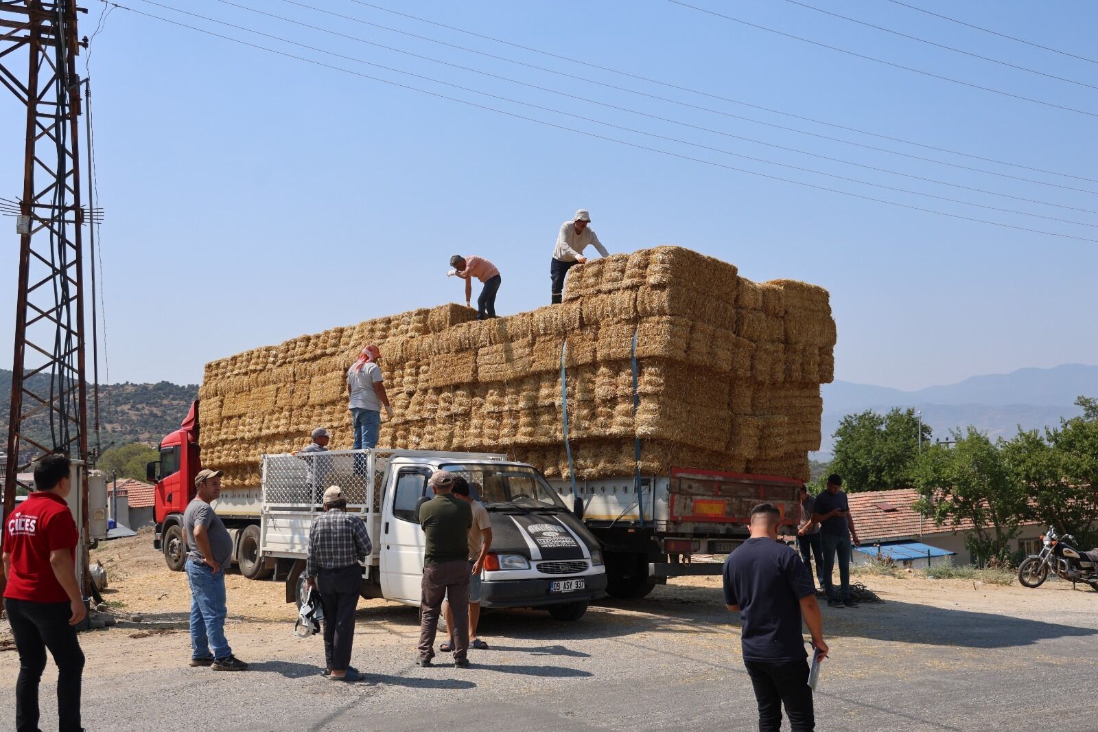 Çine’deki Yangının Yaraları Sarılıyor Başkan Kıvrak, “Halkımızın Yanında Olmaya Devam Ediyoruz” (5)