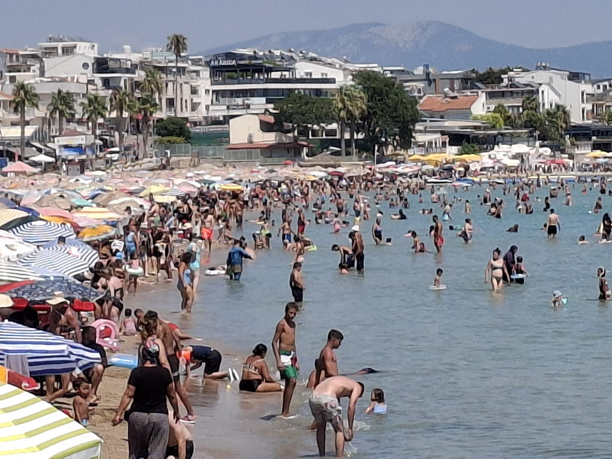 Didim’de Altınkum Plajı Doldu Taştı (2)