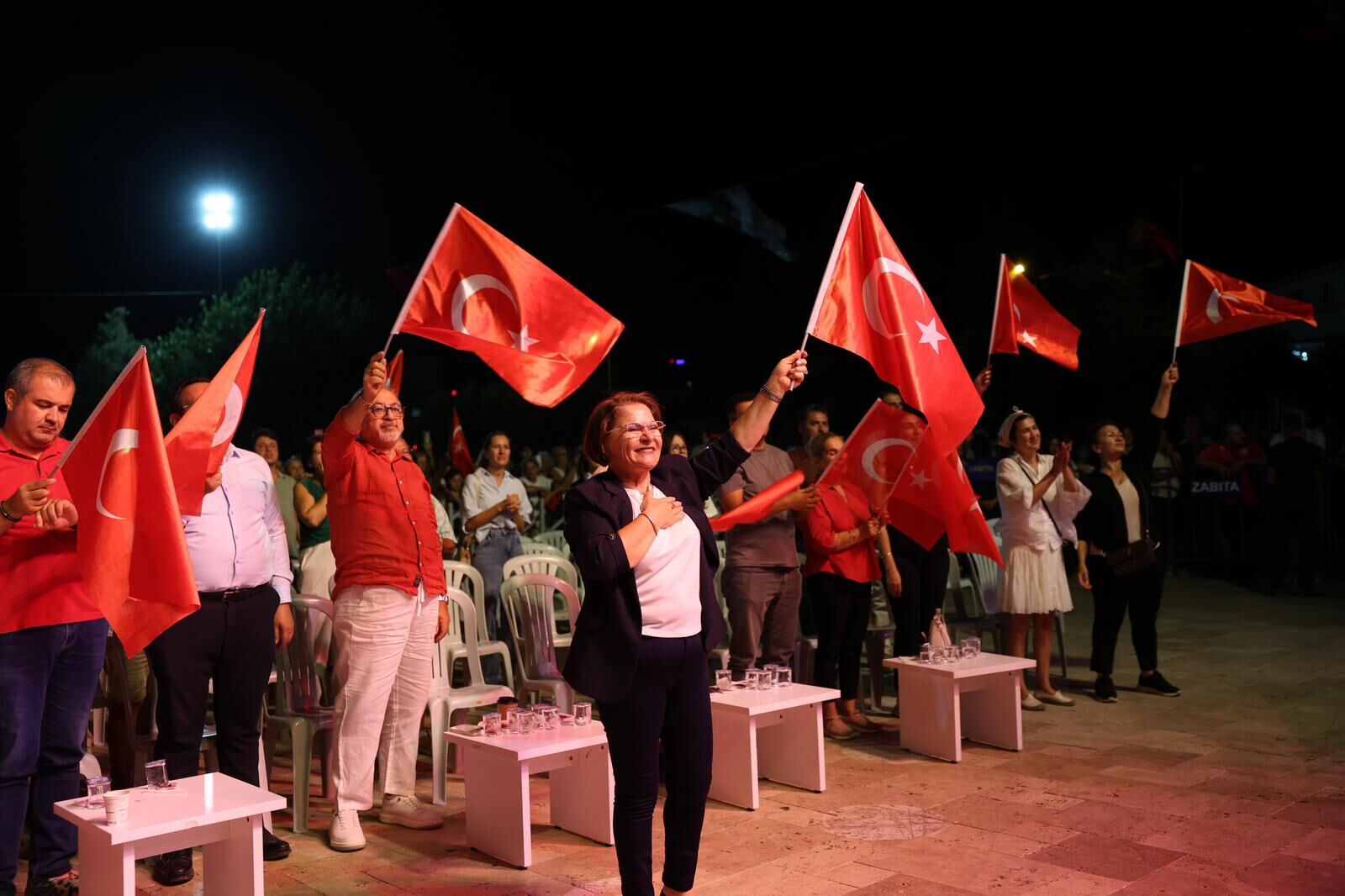 Didim’de binlerce kişi Fener Alayı'nda buluştu: 30 Ağustos coşkusu Işın Karaca'yla taçlandı