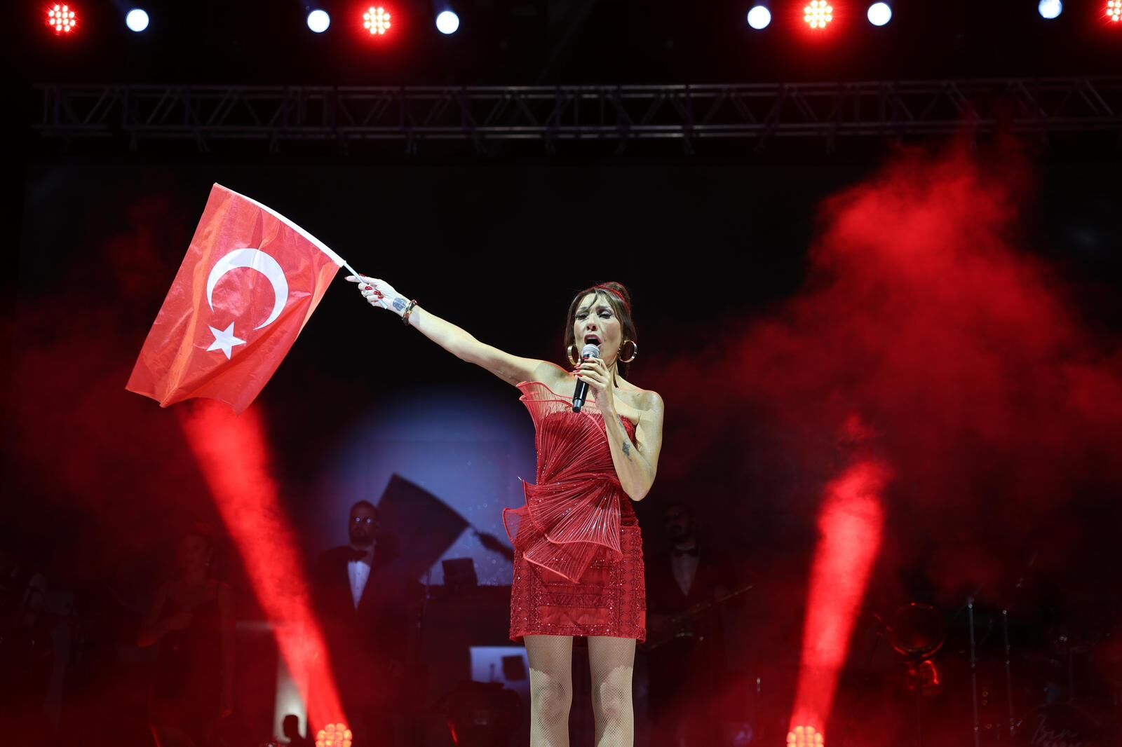 Didim’de binlerce kişi Fener Alayı'nda buluştu: 30 Ağustos coşkusu Işın Karaca'yla taçlandı