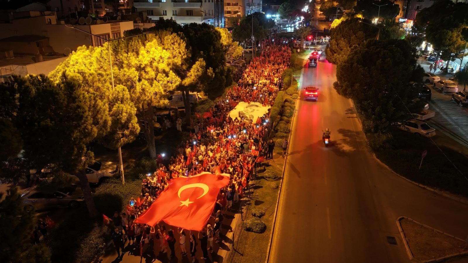 Didim’de binlerce kişi Fener Alayı'nda buluştu: 30 Ağustos coşkusu Işın Karaca'yla taçlandı