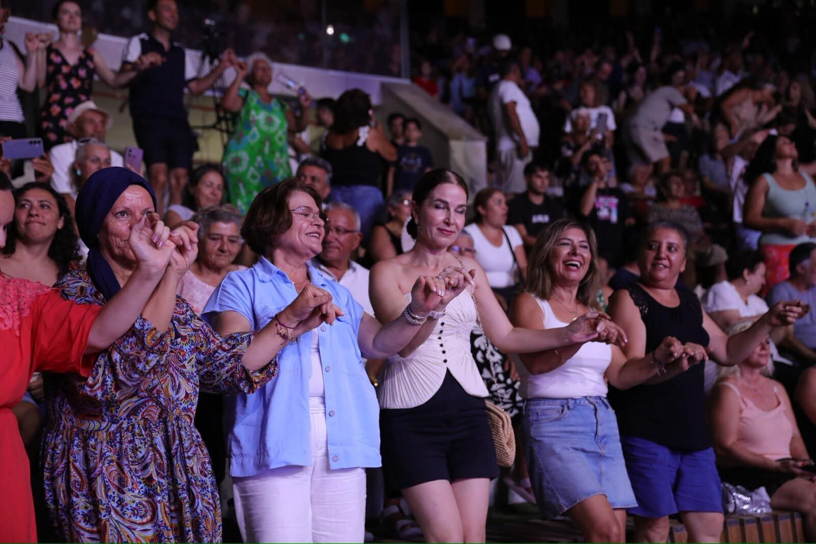 Didim’de türkü dolu gece: Sabahat Akkiraz ve Hüseyin Uğurlu müzik ziyafeti yaşattı