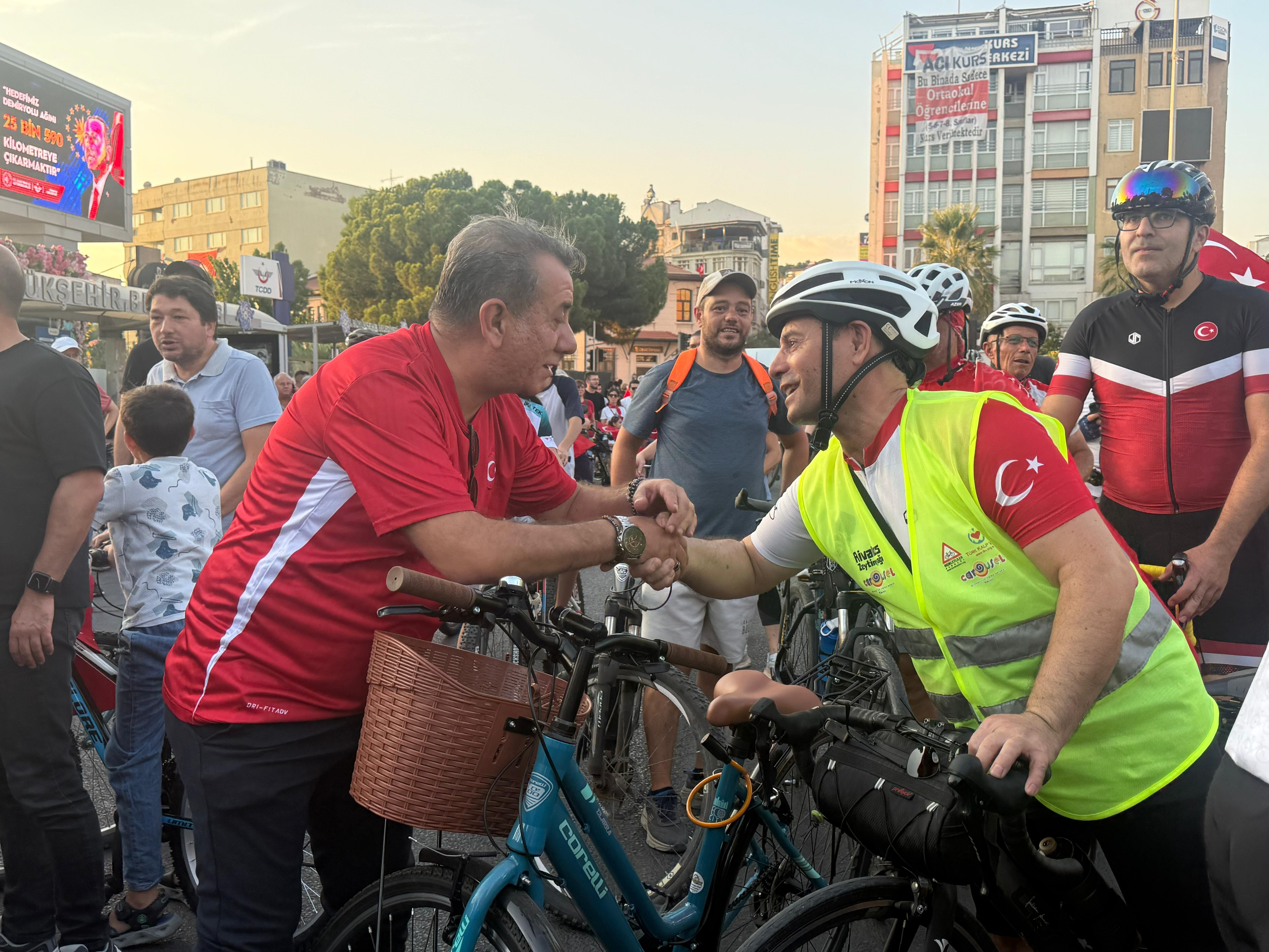 Efeler’de 30 Ağustos coşkusu: Zafer Turu ve fener alayı düzenlendi