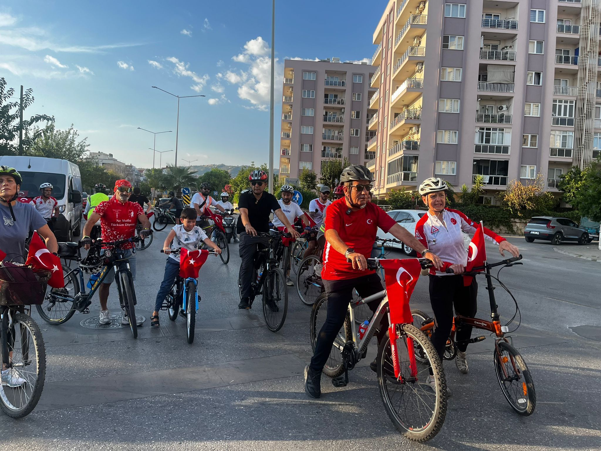 Efeler’de 30 Ağustos coşkusu: Zafer Turu ve fener alayı düzenlendi