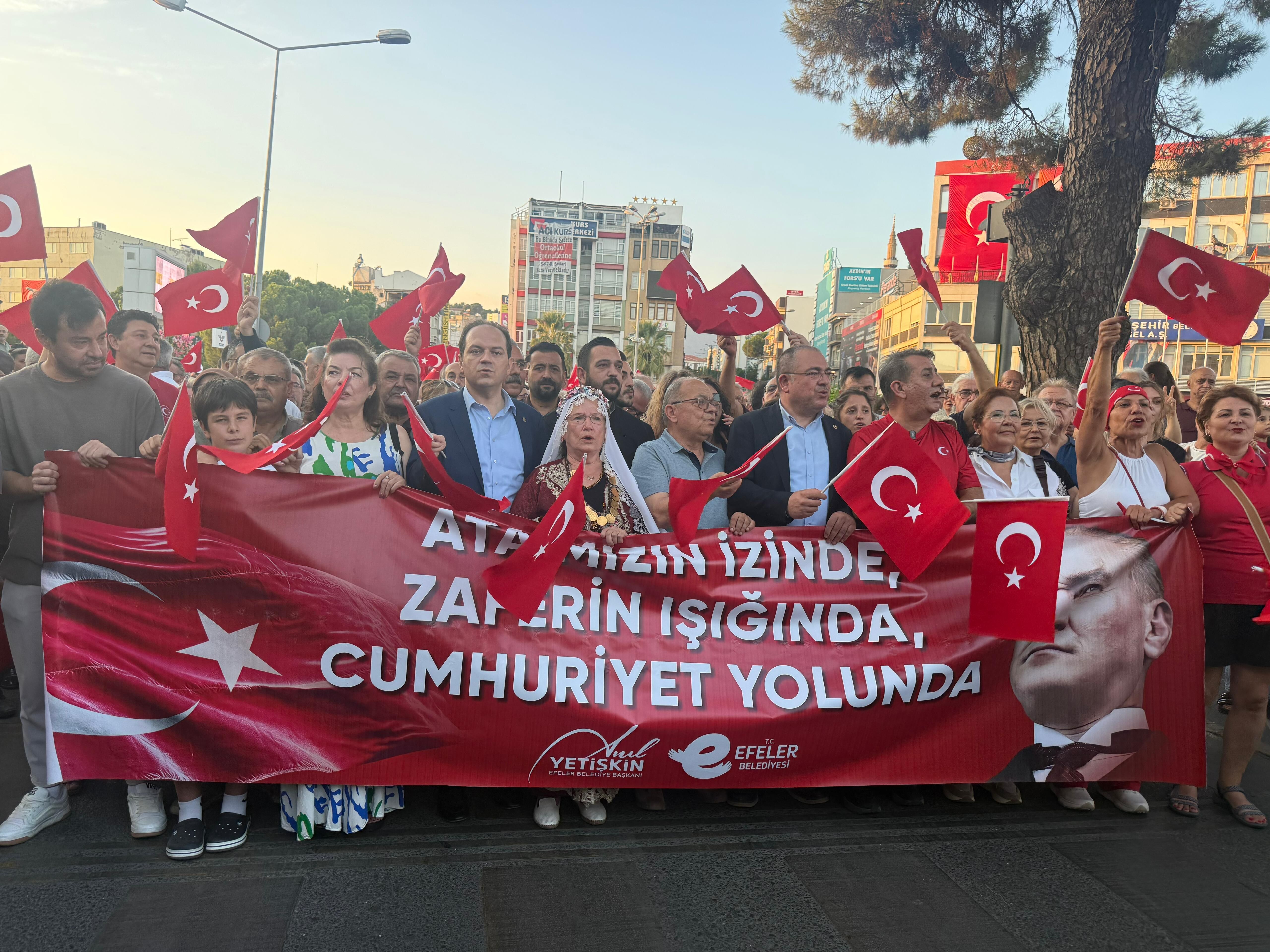 Efeler’de 30 Ağustos coşkusu: Zafer Turu ve fener alayı düzenlendi
