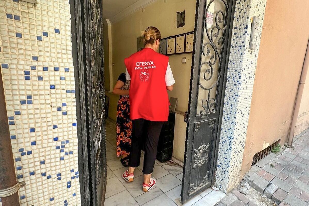 Efeler’de ihtiyaç sahiplerine Kardeş Eli desteği