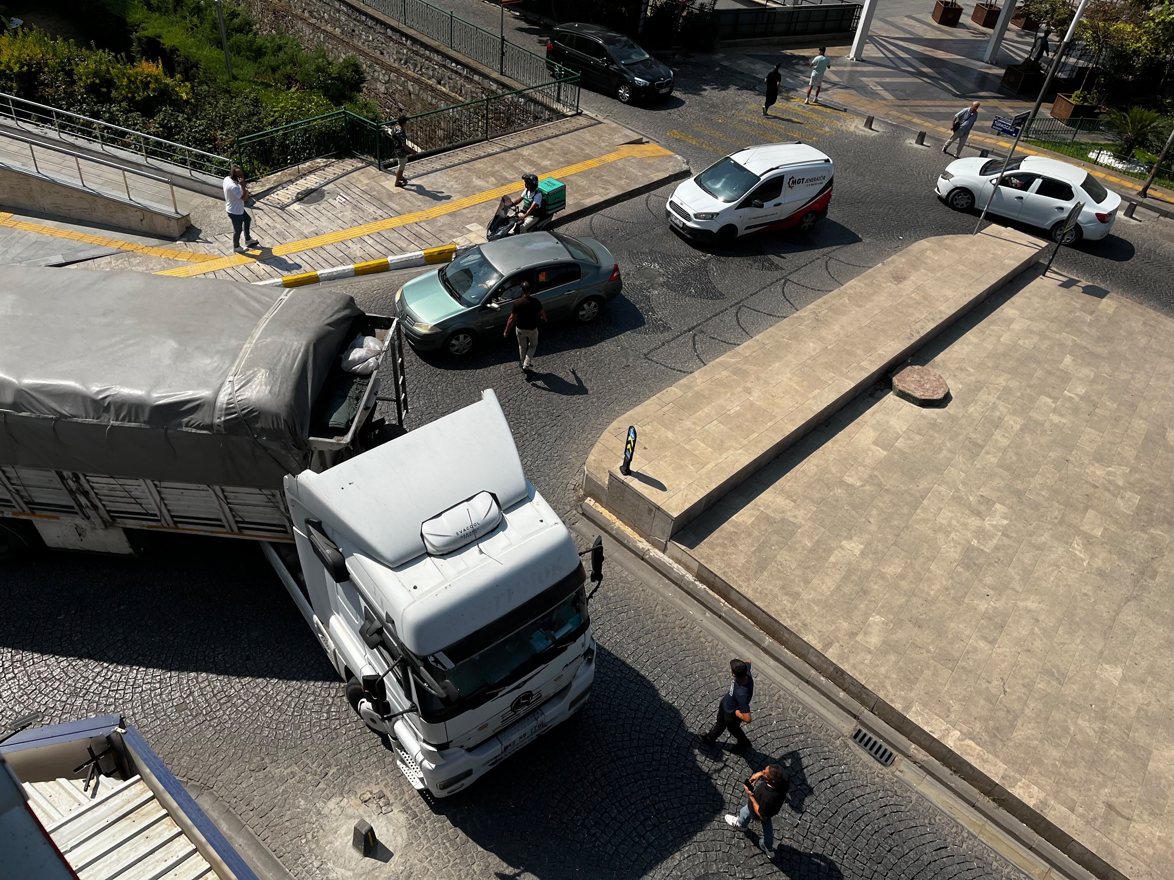 Efeler'de Kapalı Yola Tir'la Girmeye Çalıştı, Trafik Kilitlendi! (1)