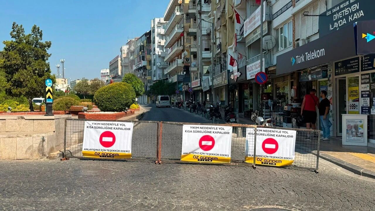 Efeler'de Kapalı Yola Tir'la Girmeye Çalıştı, Trafik Kilitlendi! (2)