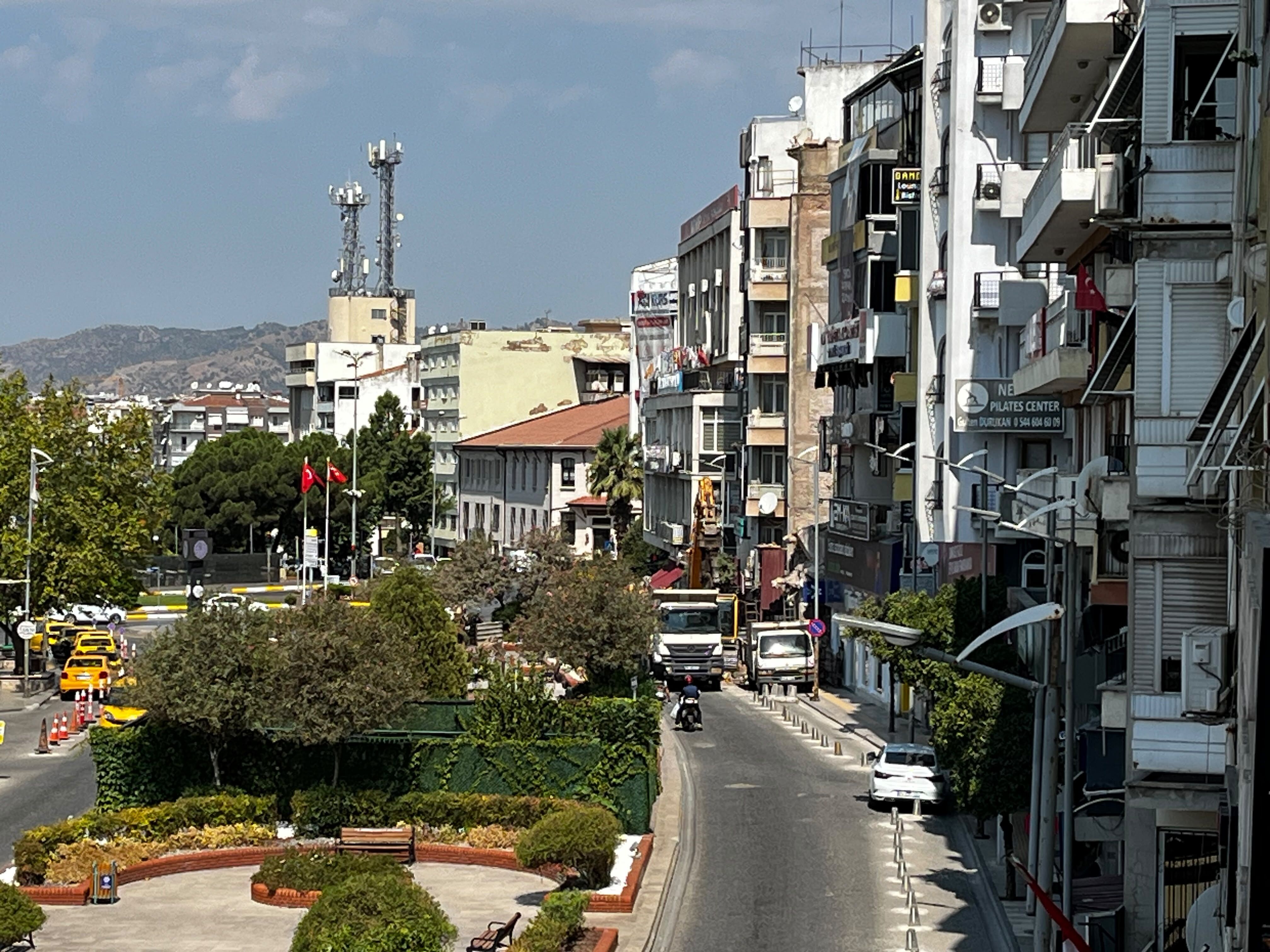Efeler'de Kapalı Yola Tir'la Girmeye Çalıştı, Trafik Kilitlendi! (4)