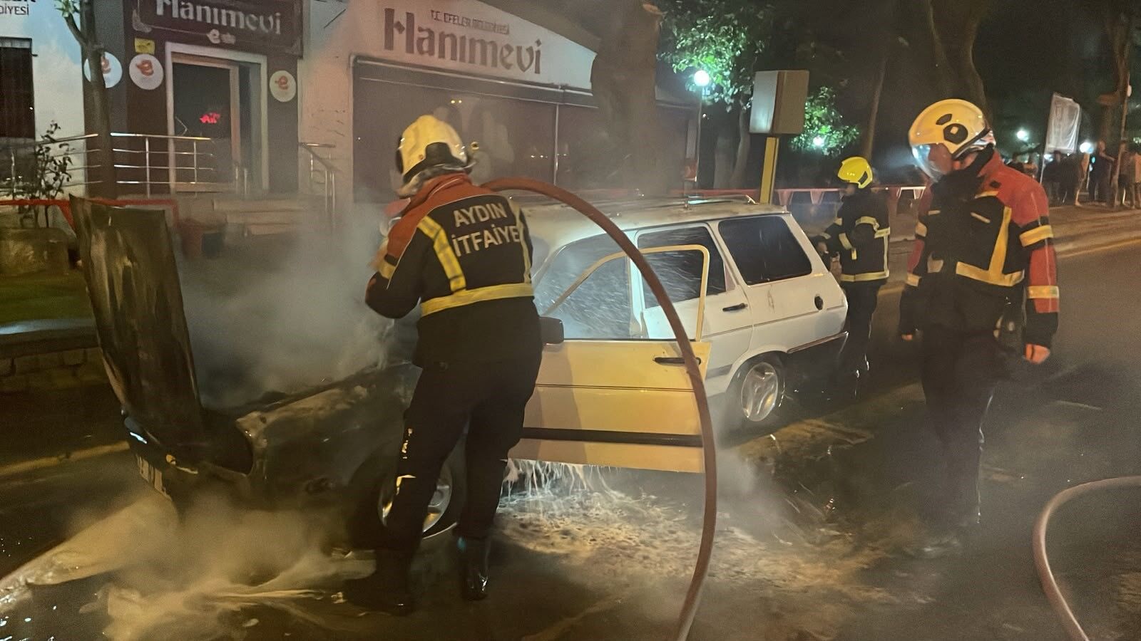 Efeler’de Otomobil Yangını Araç Kullanılamaz Hale Geldi (2)