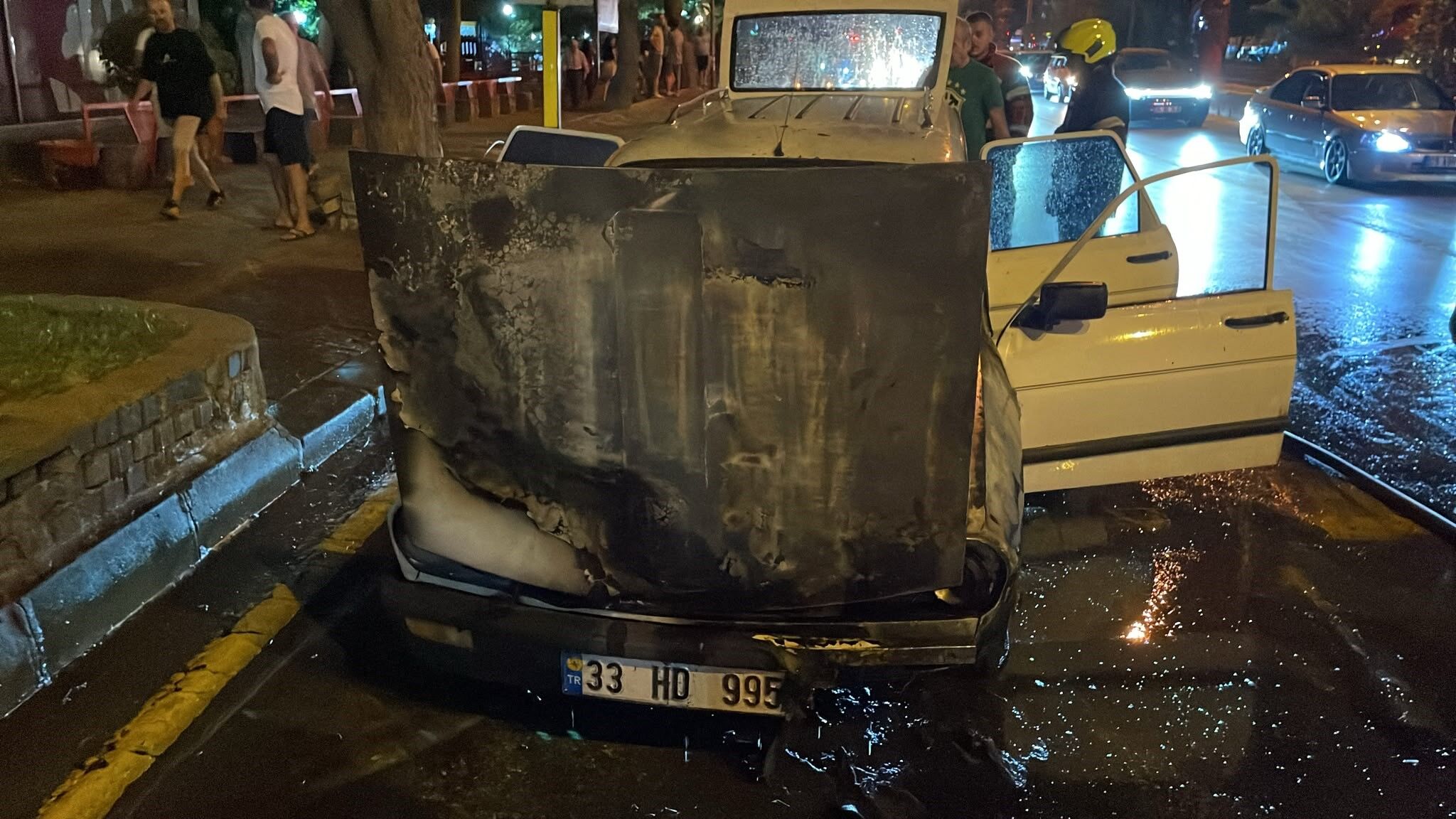 Efeler’de Otomobil Yangını Araç Kullanılamaz Hale Geldi (6)