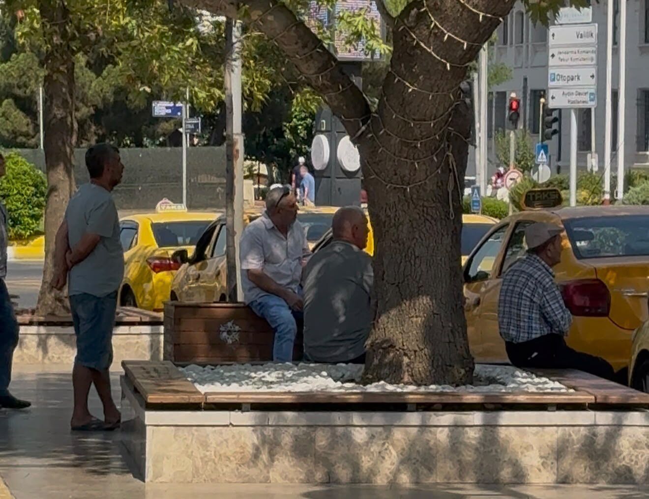 📍Efeler’de uzun süredir beklenen bina yıkımı başladı. Hasanefendi-Ramazan Paşa Mahallesi İstiklal Caddesi üzerinde bulunan 6 katlı binanın kontrollü yıkımı için ekipler çalışma başlattı. 👉🏻Yıkım çalışmaları nedeniyle İstiklal Caddesi’nin bugün ve yarın araç trafiğine kapatılacağı öğrenildi. Çalışmaların önümüzdeki hafta cumartesi ve pazar (15-16 Ağustos) günlerinde de devam edeceği bildirilirken, yolun tekrar kapatılacağı olacağı belirtildi. Sürücülerin alternatif güzergahları kullanmaları istendi. 📌Öte yandan yıkım çalışmaları çevrede meraklı bakışlara neden oldu. Çevrede bulunan bazı vatandaşlar, çalışmaları cadde kenarında oturarak izledi.