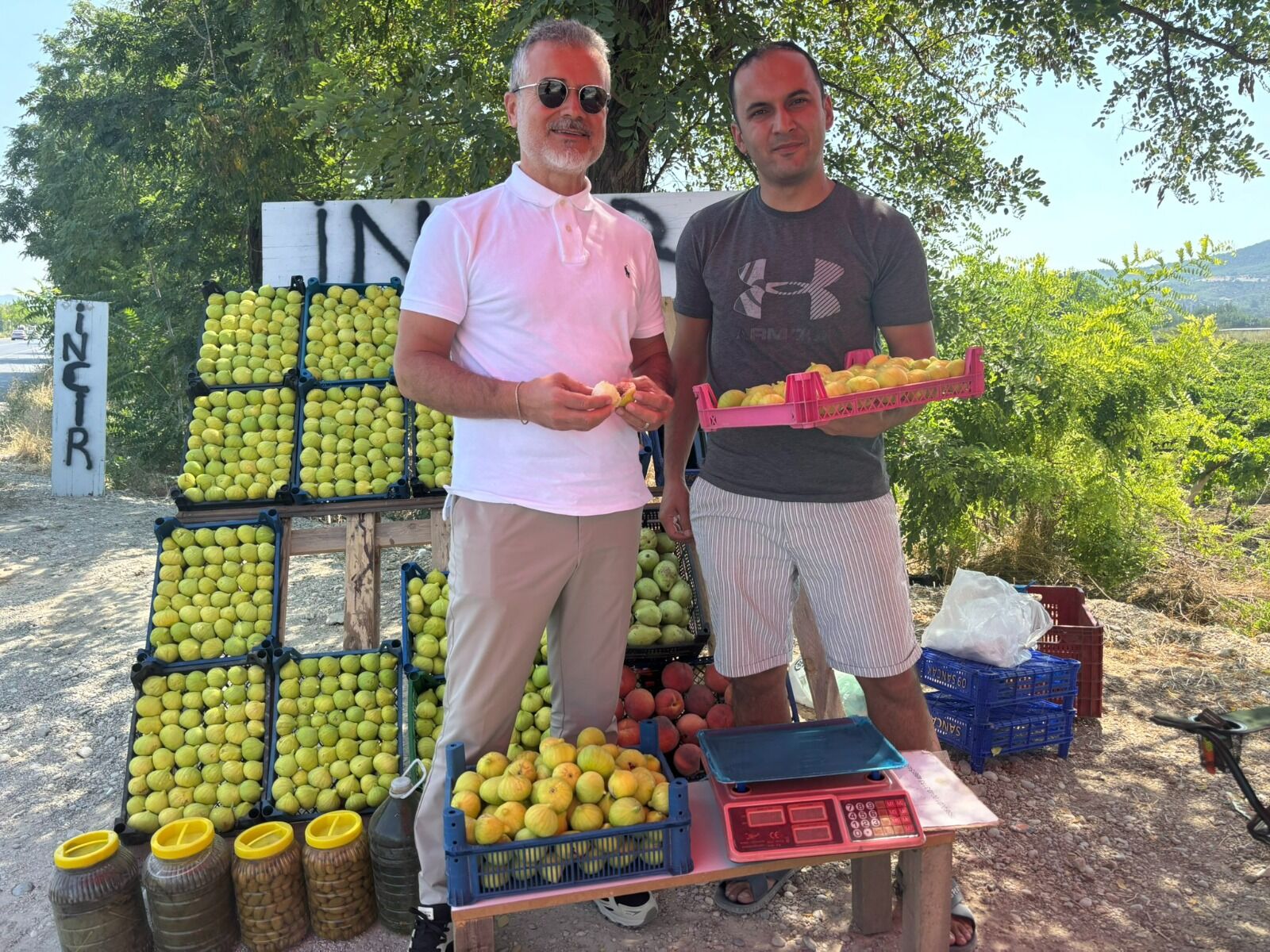 Eski bakan Kılıç Bozdoğan’daki çiftçilerin dertlerini dinledi