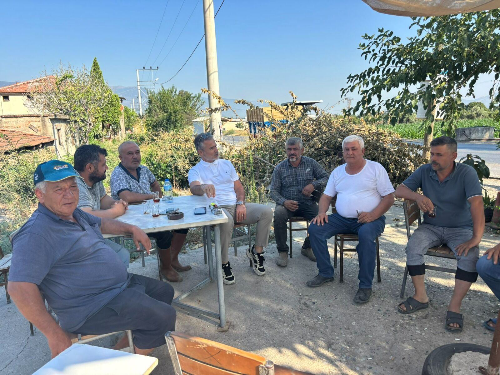 Eski bakan Kılıç Bozdoğan’daki çiftçilerin dertlerini dinledi