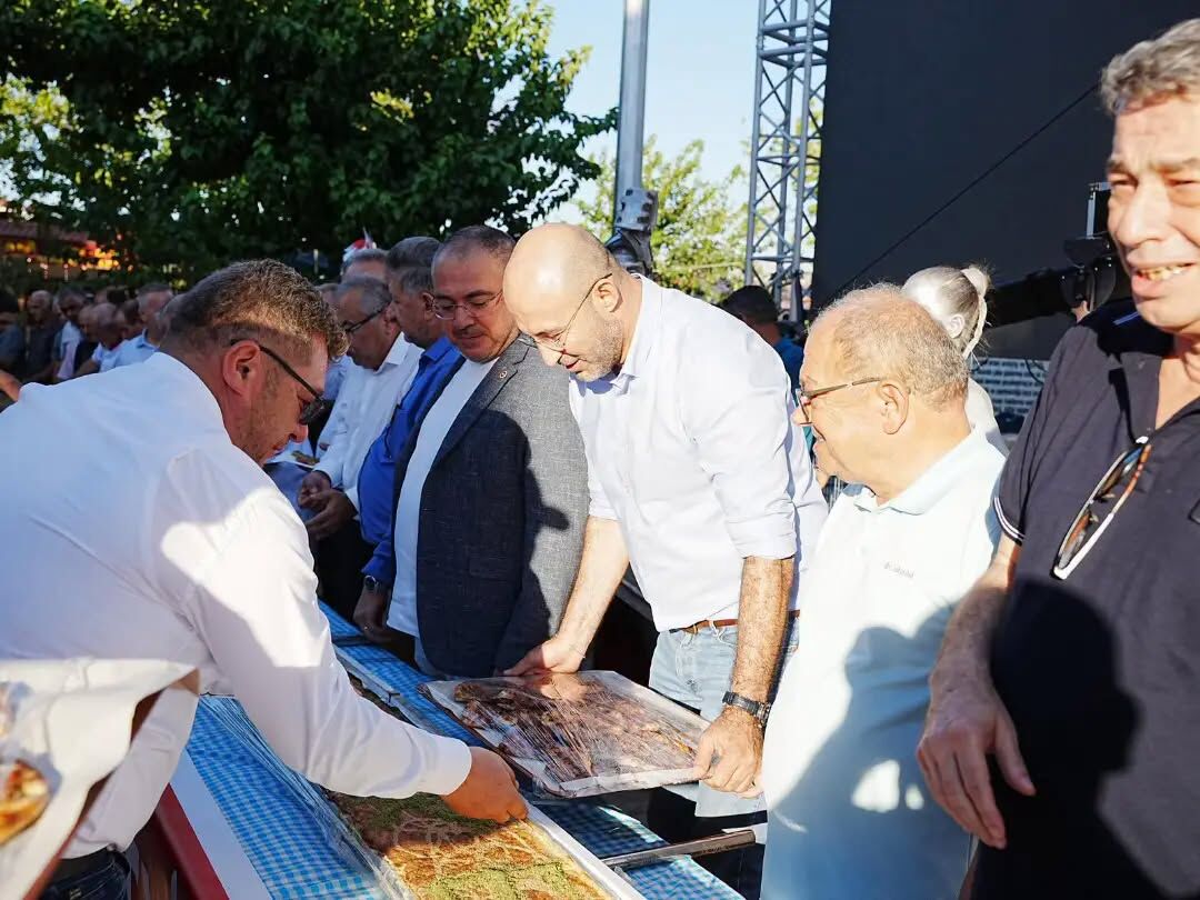 Karacasu’da Dünyanın En Uzun Pidesi Yapıldı! Guinness Rekorlar Kitabı'na Başvurulacak (6)