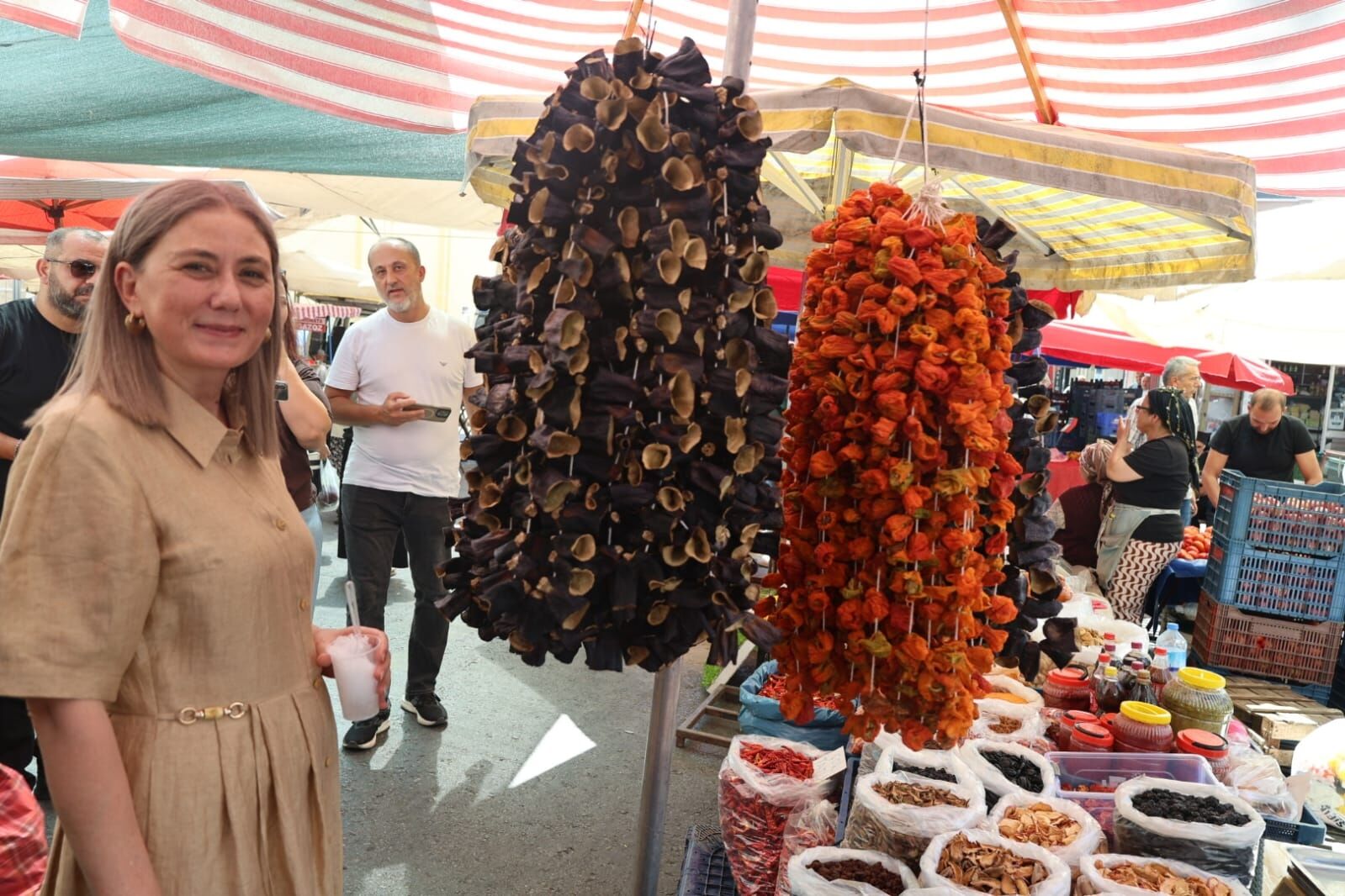 Kaymakam Kan Persembe Pazarini Ziyaret Etti 688390 D8A525