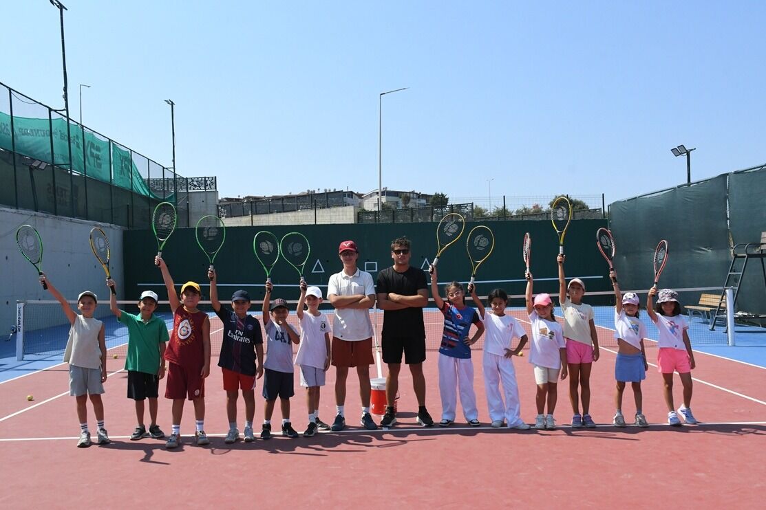 Kuşadası’nda çocuklar yaz tatilini sporla geçiriyor