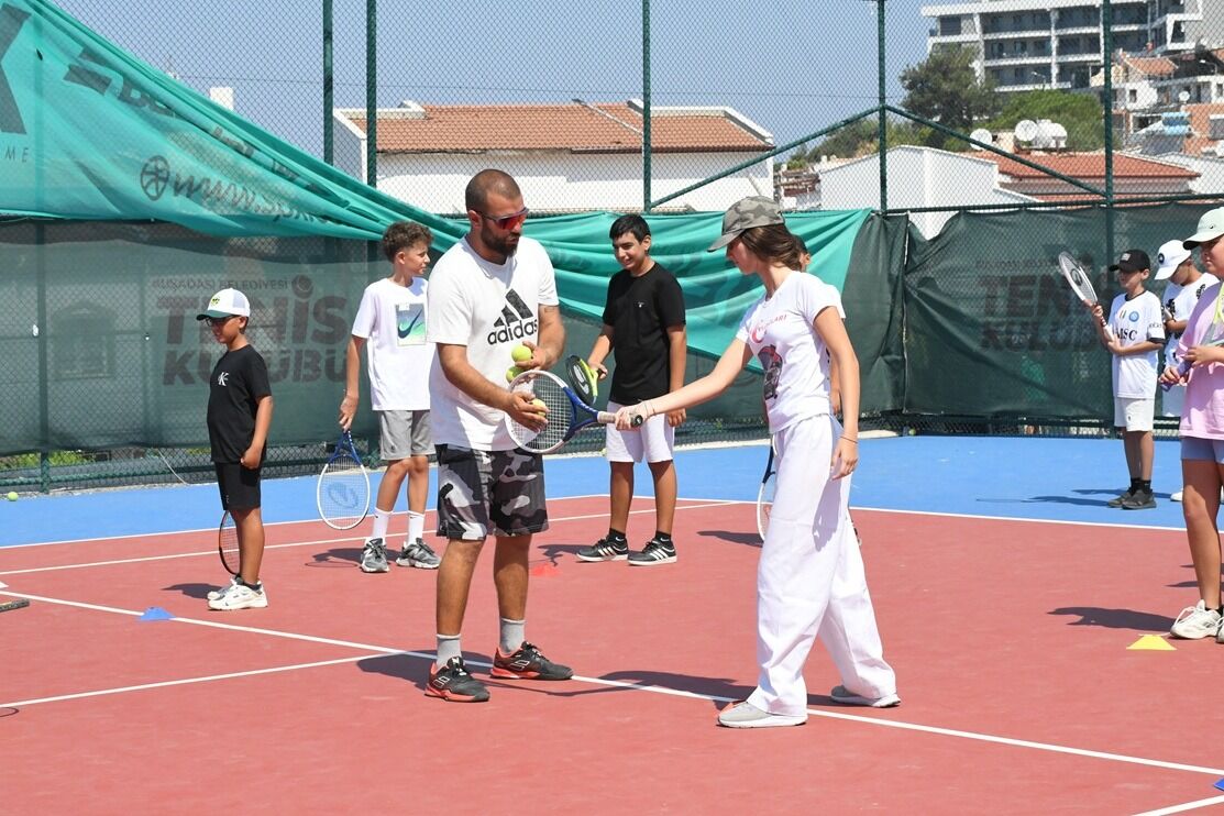 Kuşadası’nda çocuklar yaz tatilini sporla geçiriyor