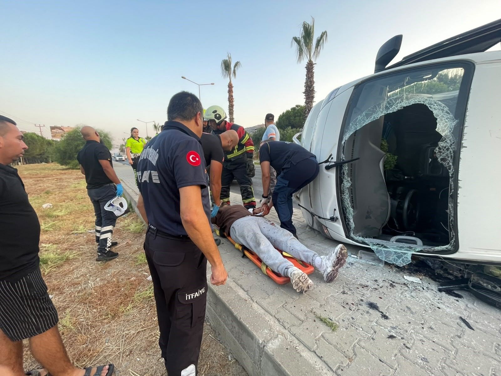 Kuşadası’nda direksiyon başında uyuyan sürücü kaza yaptı