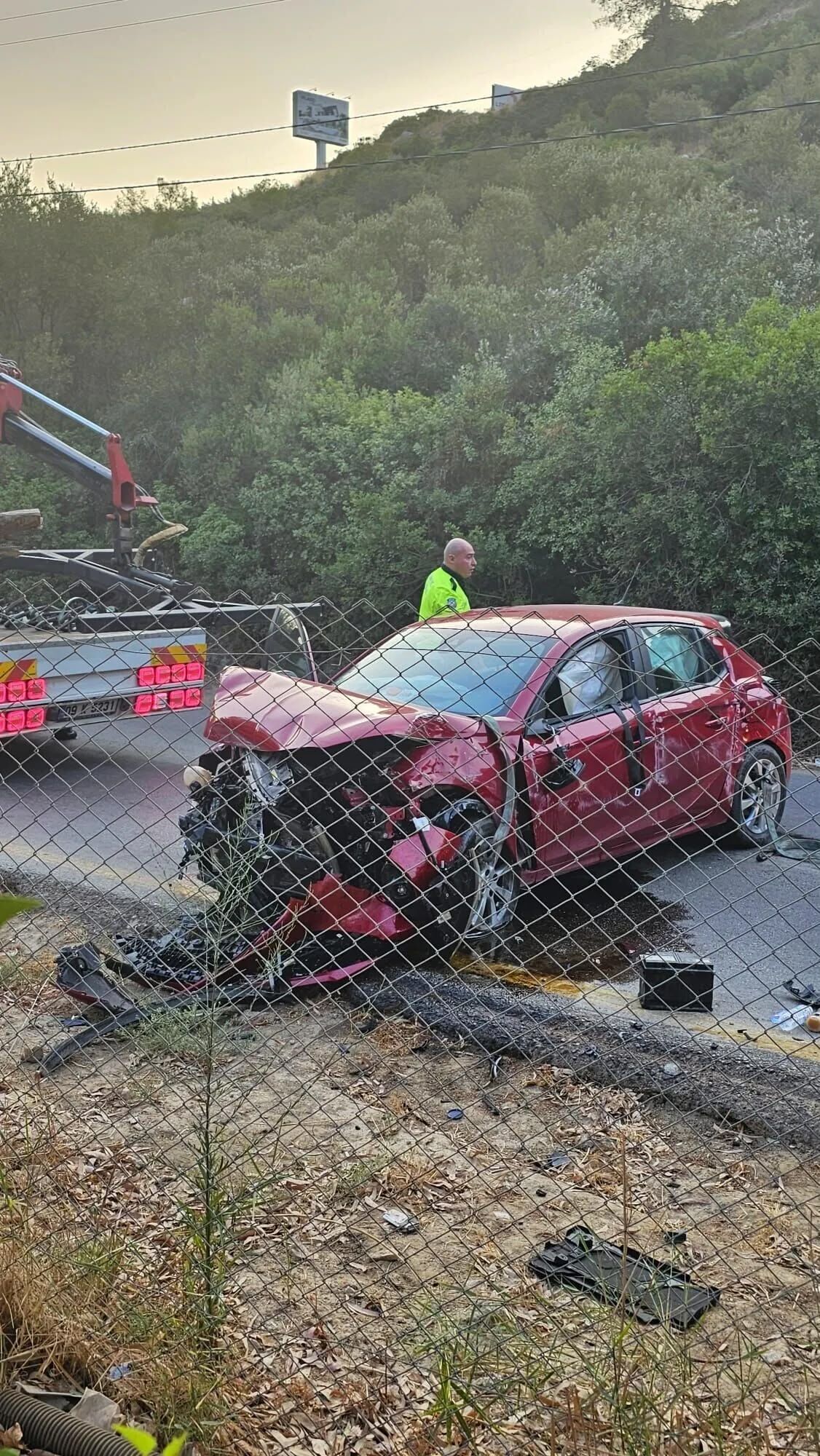 Kuşadası’nda Korkunç Kaza! Direk Yerinden Söküldü; 2 Kişi Yaralandı (1)