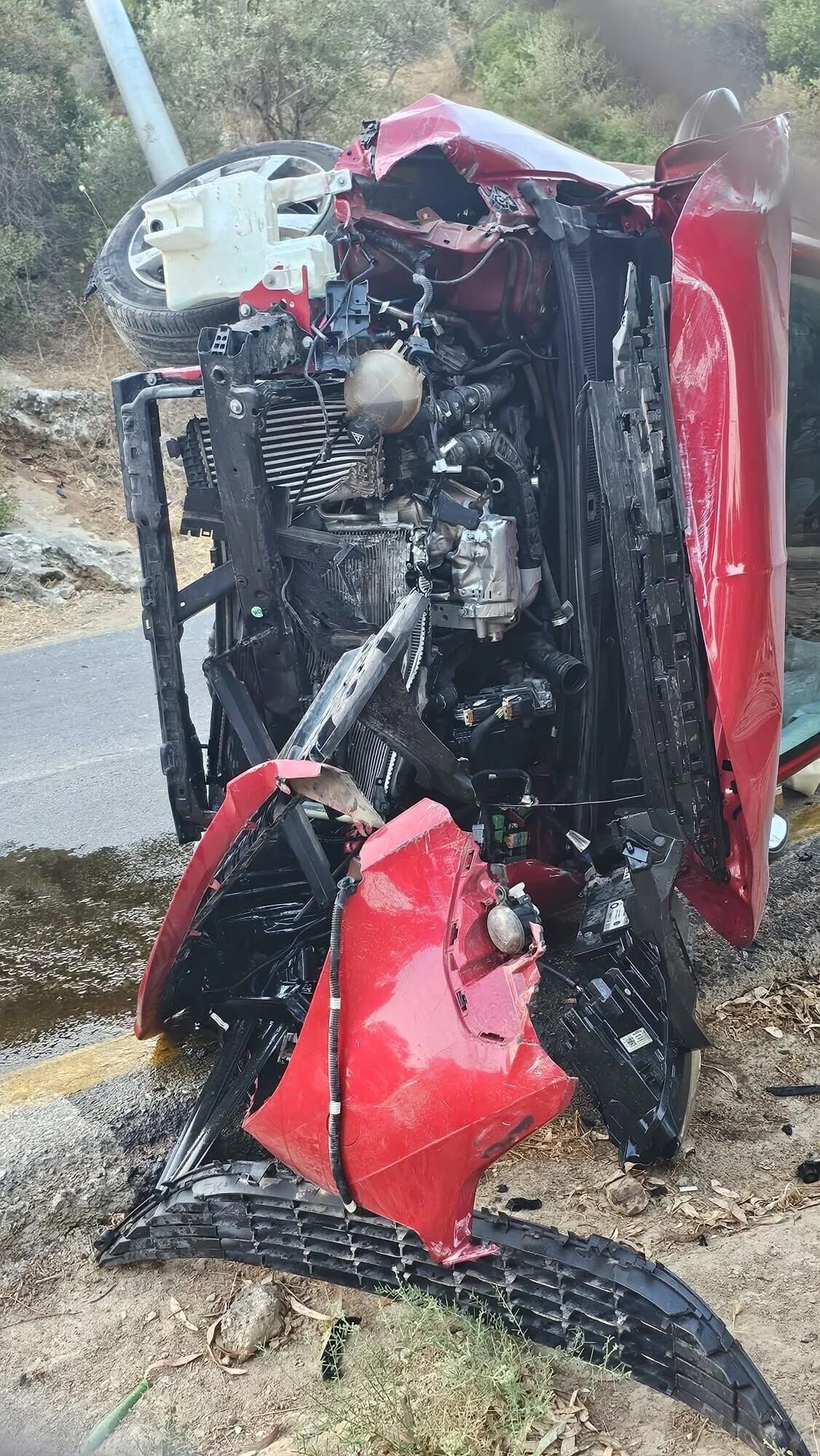 Kuşadası’nda Korkunç Kaza! Direk Yerinden Söküldü; 2 Kişi Yaralandı (2)