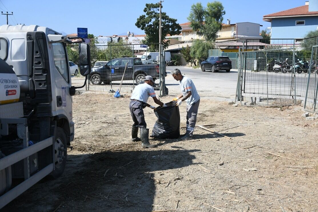 Kuşadası'nda Roma Hamamı Çevresi Temizlendi (1)