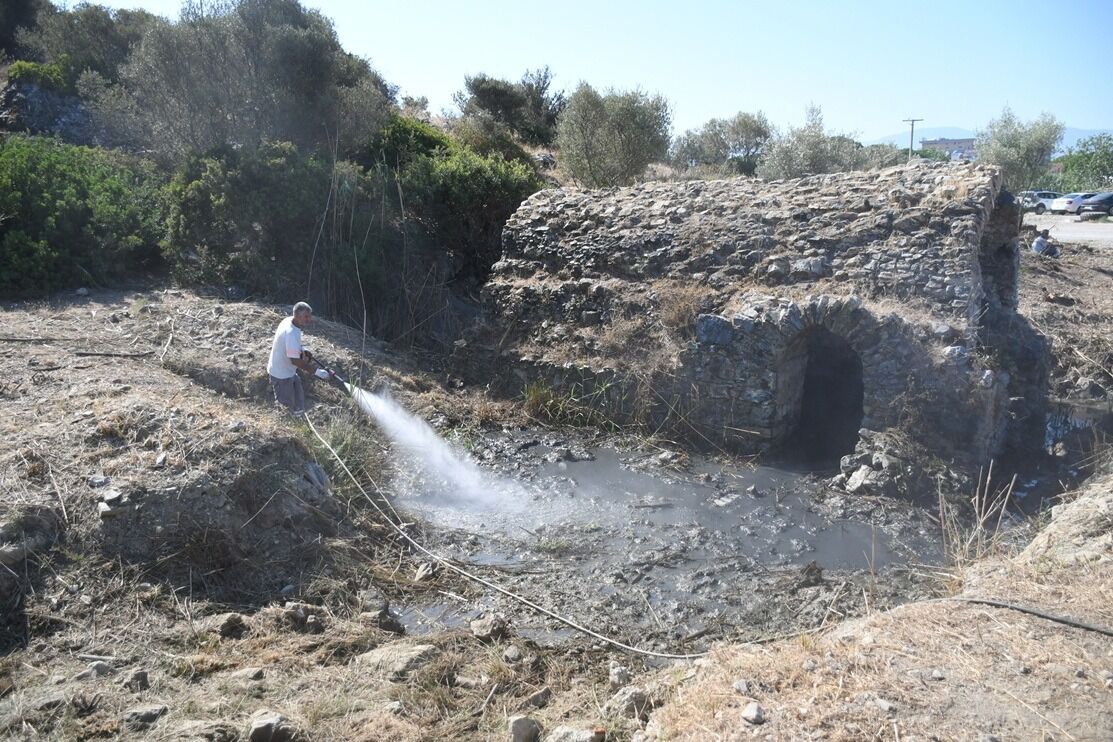 Kuşadası'nda Roma Hamamı Çevresi Temizlendi (2)