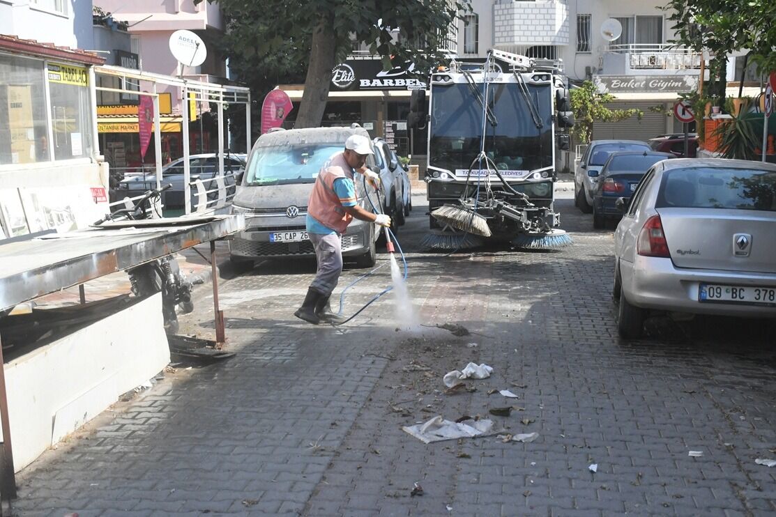 Kuşadası’nda Tatil Sezonu Mesaisi Ekipler Ilçeyi Gece Gündüz Temizliyor (1)