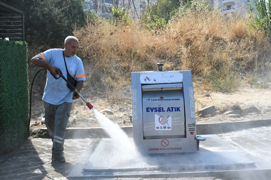Kuşadası’nda Tatil Sezonu Mesaisi Ekipler Ilçeyi Gece Gündüz Temizliyor (2)
