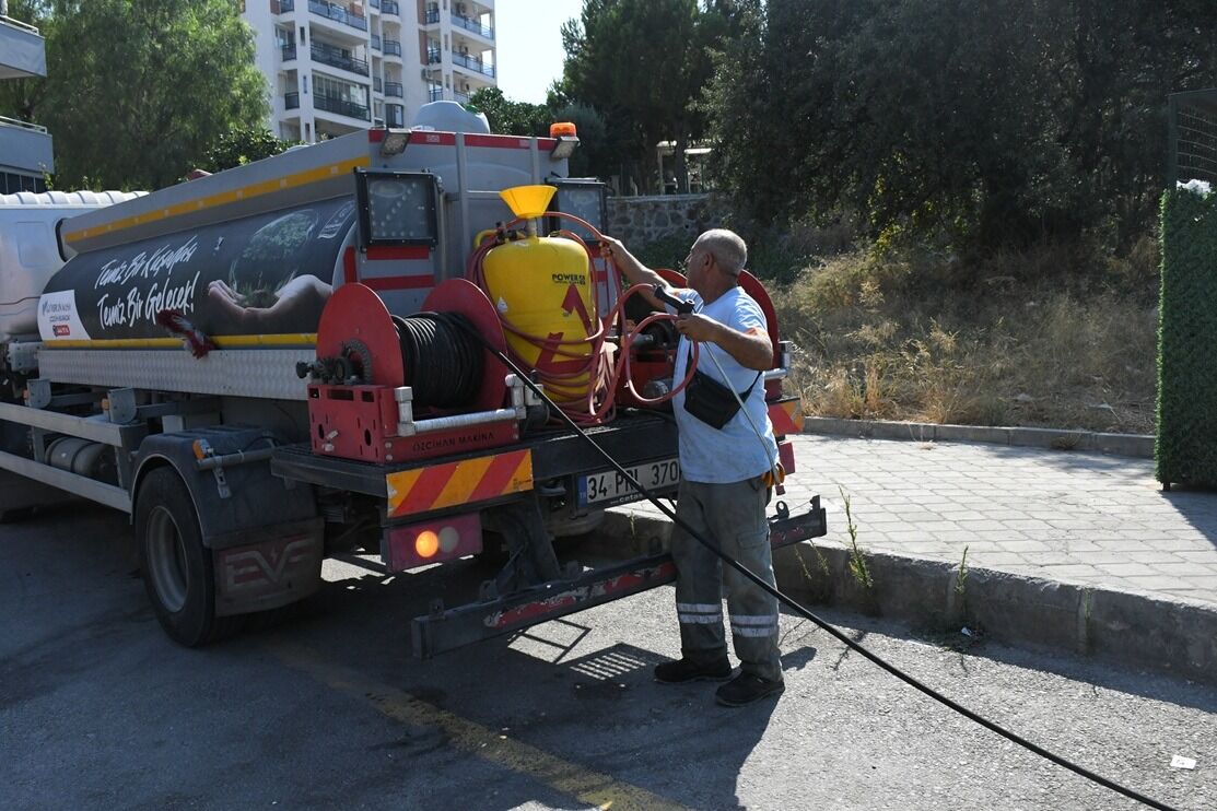 Kuşadası’nda Tatil Sezonu Mesaisi Ekipler Ilçeyi Gece Gündüz Temizliyor (3)