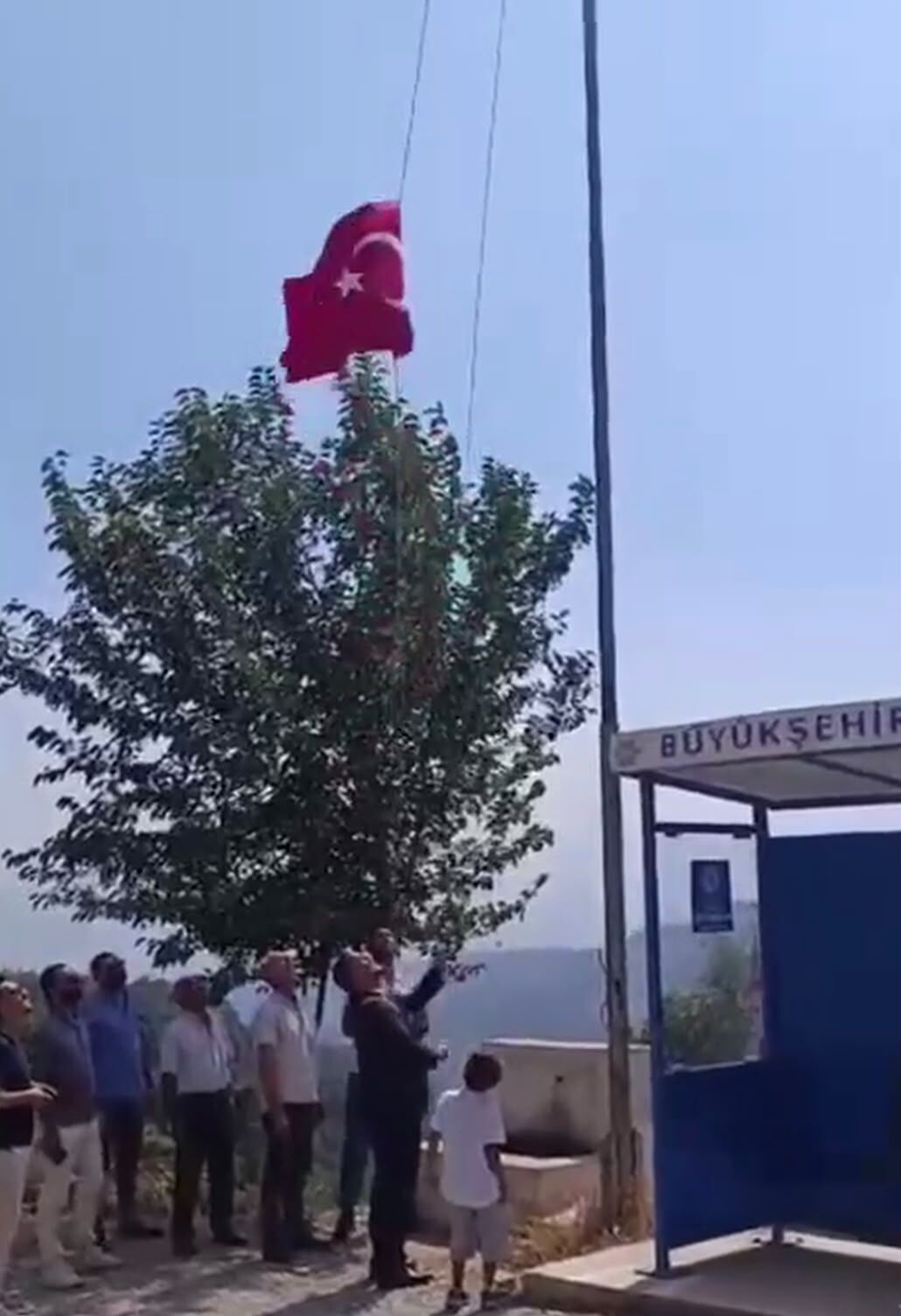 MHP Efeler’den ‘Türk Bayrağı’ duyarlılığı 