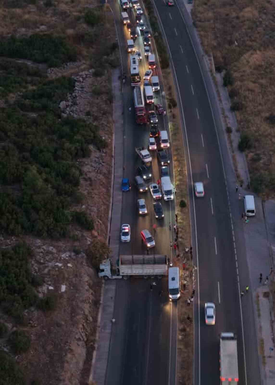 Muğla Aydın Karayolu’nda Trafik Kitlendi! Kontrolden Çıkan Tir Refüjleri Aşarak Karşı Şeride Geçti (1)
