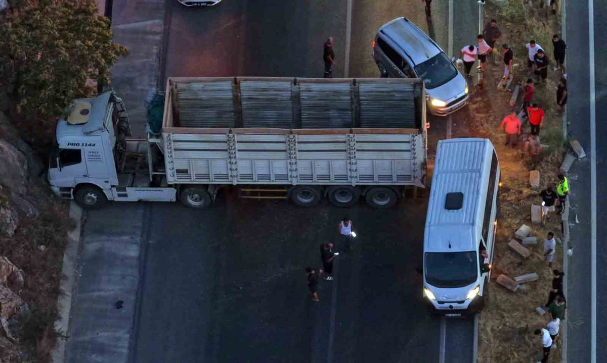 Muğla Aydın Karayolu’nda Trafik Kitlendi! Kontrolden Çıkan Tir Refüjleri Aşarak Karşı Şeride Geçti (2)