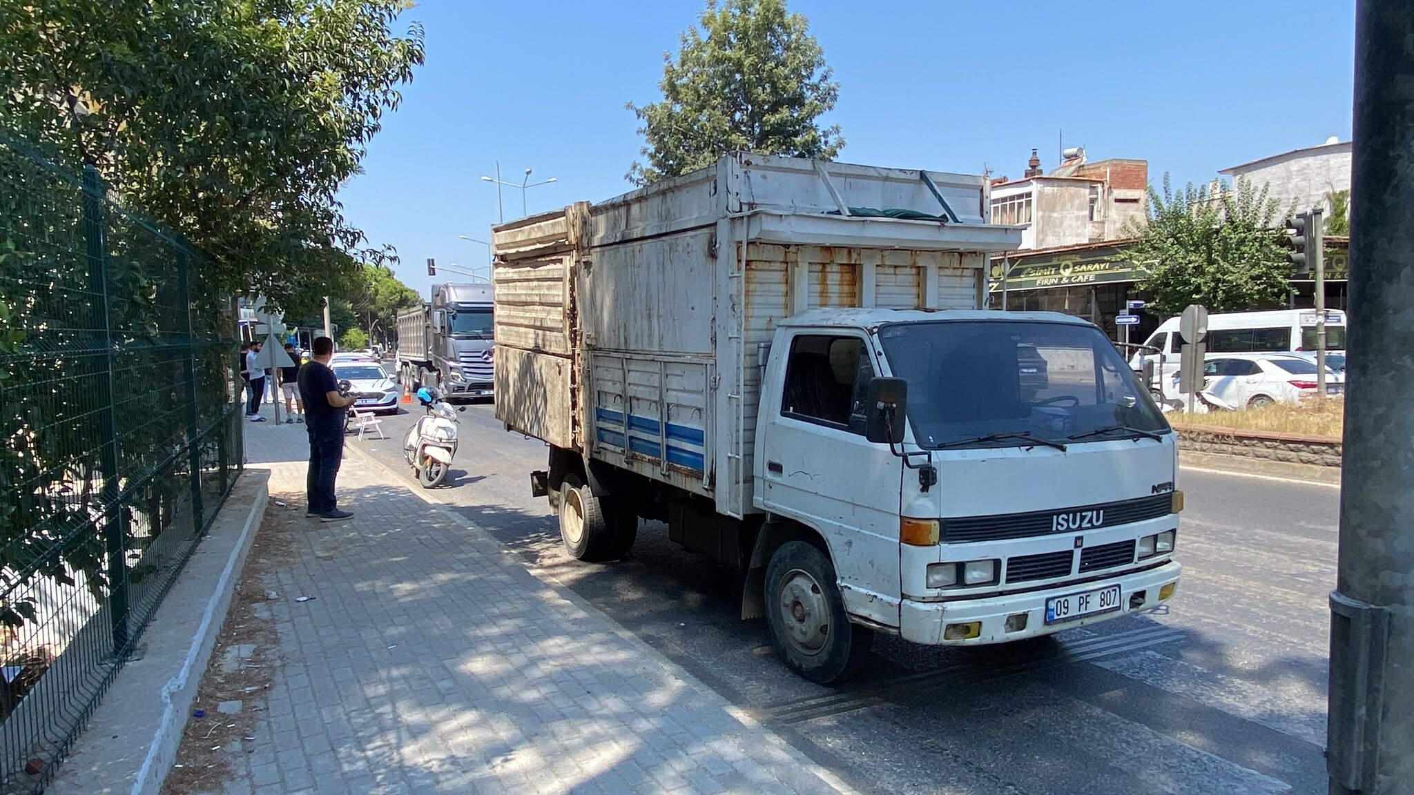 Nazilli'de feci kaza: Kamyonetin altında kalan motosikletli ağır yaralandı