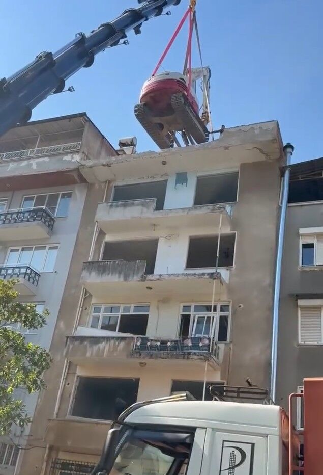 Nazilli’de Kentsel Dönüşüm Çalışmasındaki Yıkım Yöntemi Dikkat Çekti! Dev Iş Makinası 5 Katlı Binanın Tepesine Çıkarıldı (2)