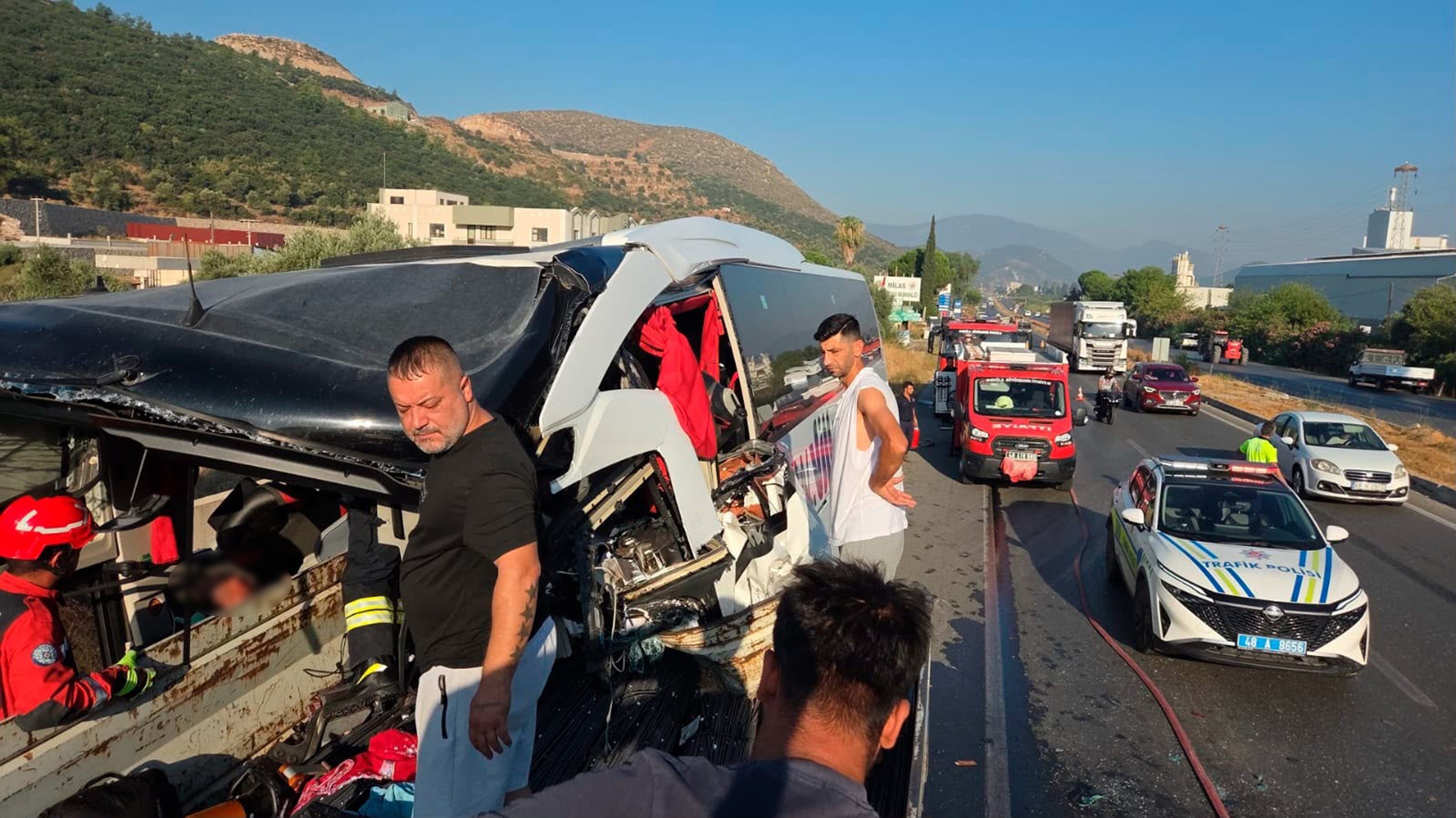 Söke-Milas yolunda can pazarı! 2 ölü, 21 yaralı